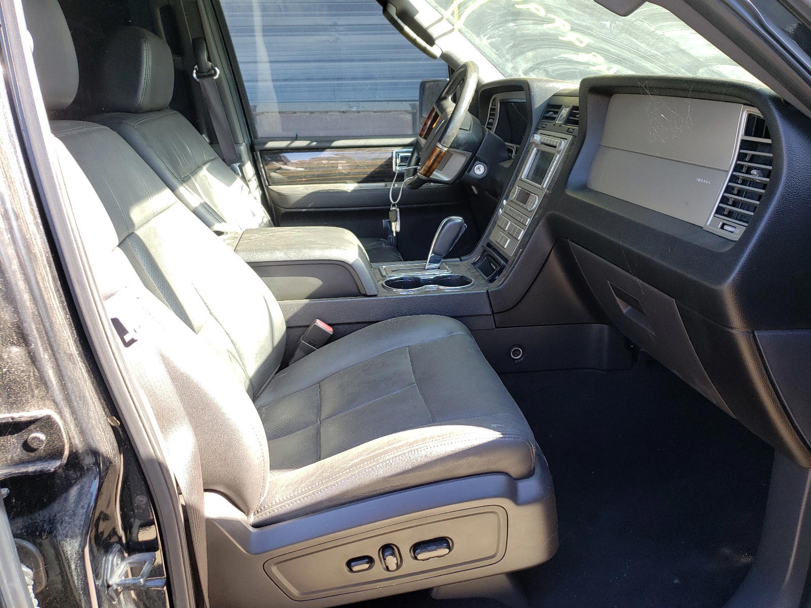 Photo 5 from auction – 2008 LINCOLN NAVIGATOR with VIN 5LMFL28558LJ16200