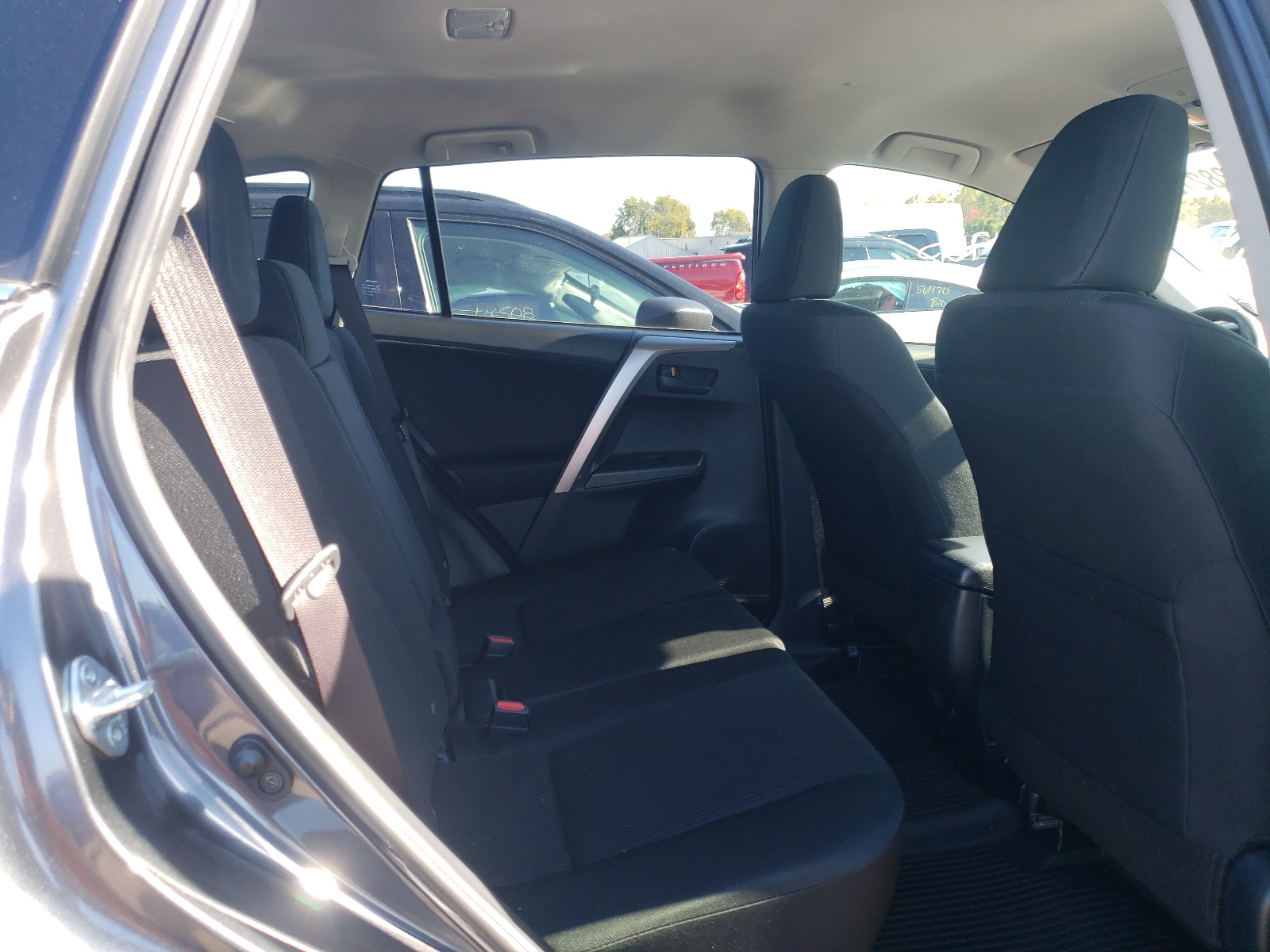 Photo 6 from auction – 2018 TOYOTA RAV4 LE with VIN JTMBFREV3JD248382