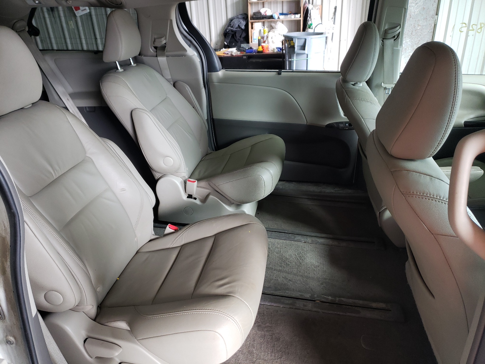Photo 6 from auction – 2015 TOYOTA SIENNA XLE with VIN 5TDDK3DC2FS122950