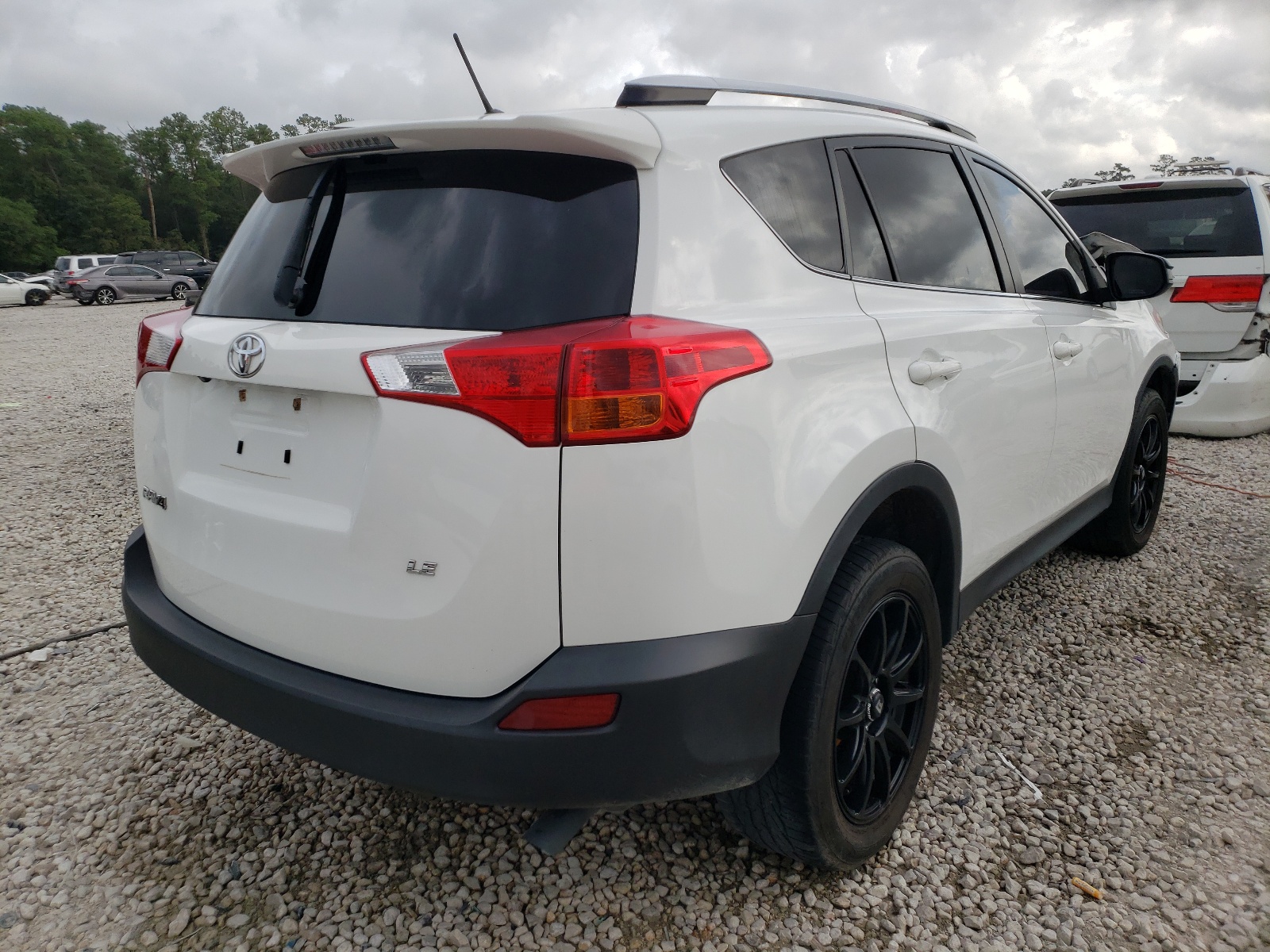 Photo 4 from auction – 2015 TOYOTA RAV4 LE with VIN JTMZFREVXFD060769