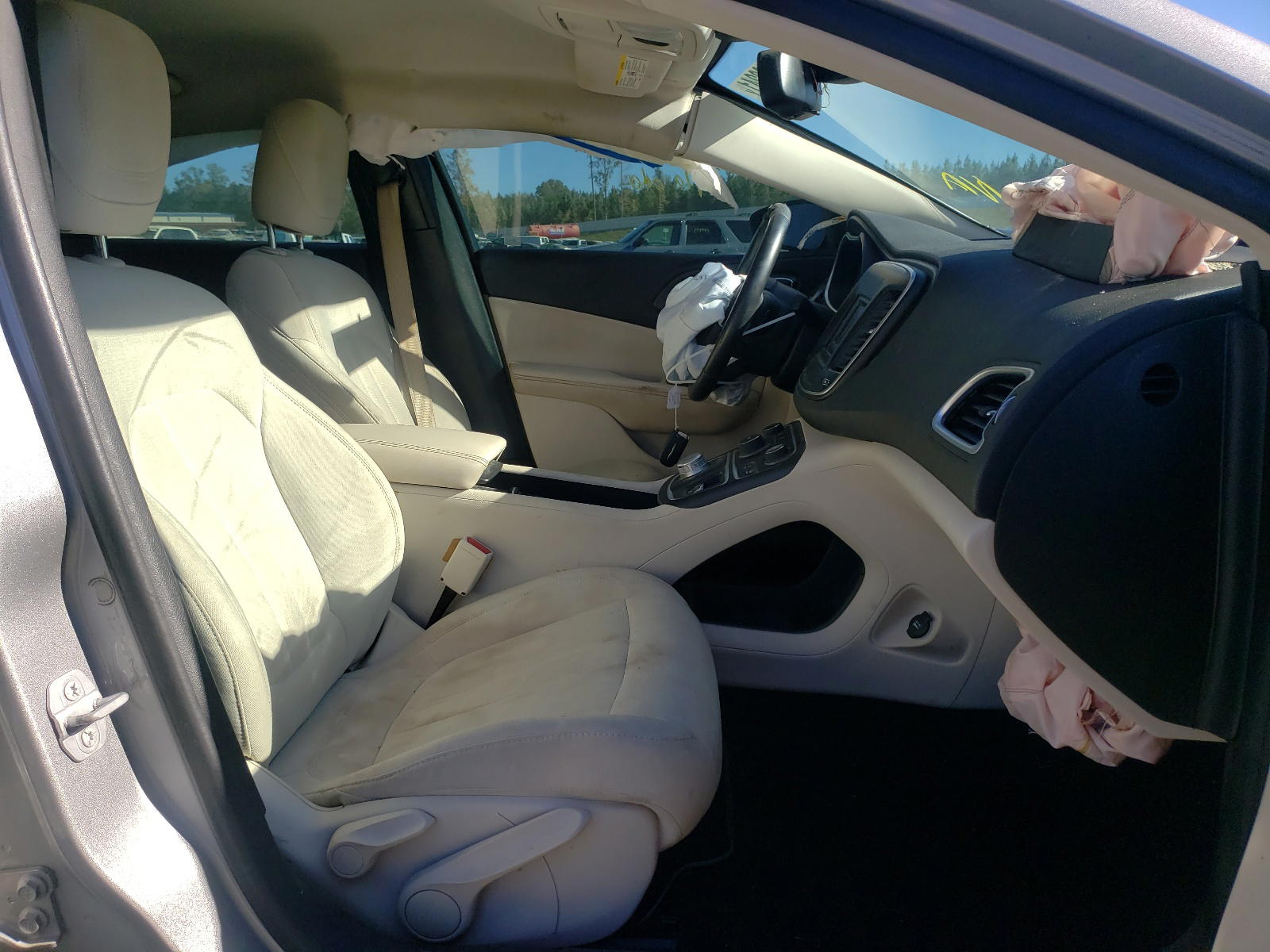 Photo 5 from auction – 2015 CHRYSLER 200 LIMITE with VIN 1C3CCCAB1FN597990