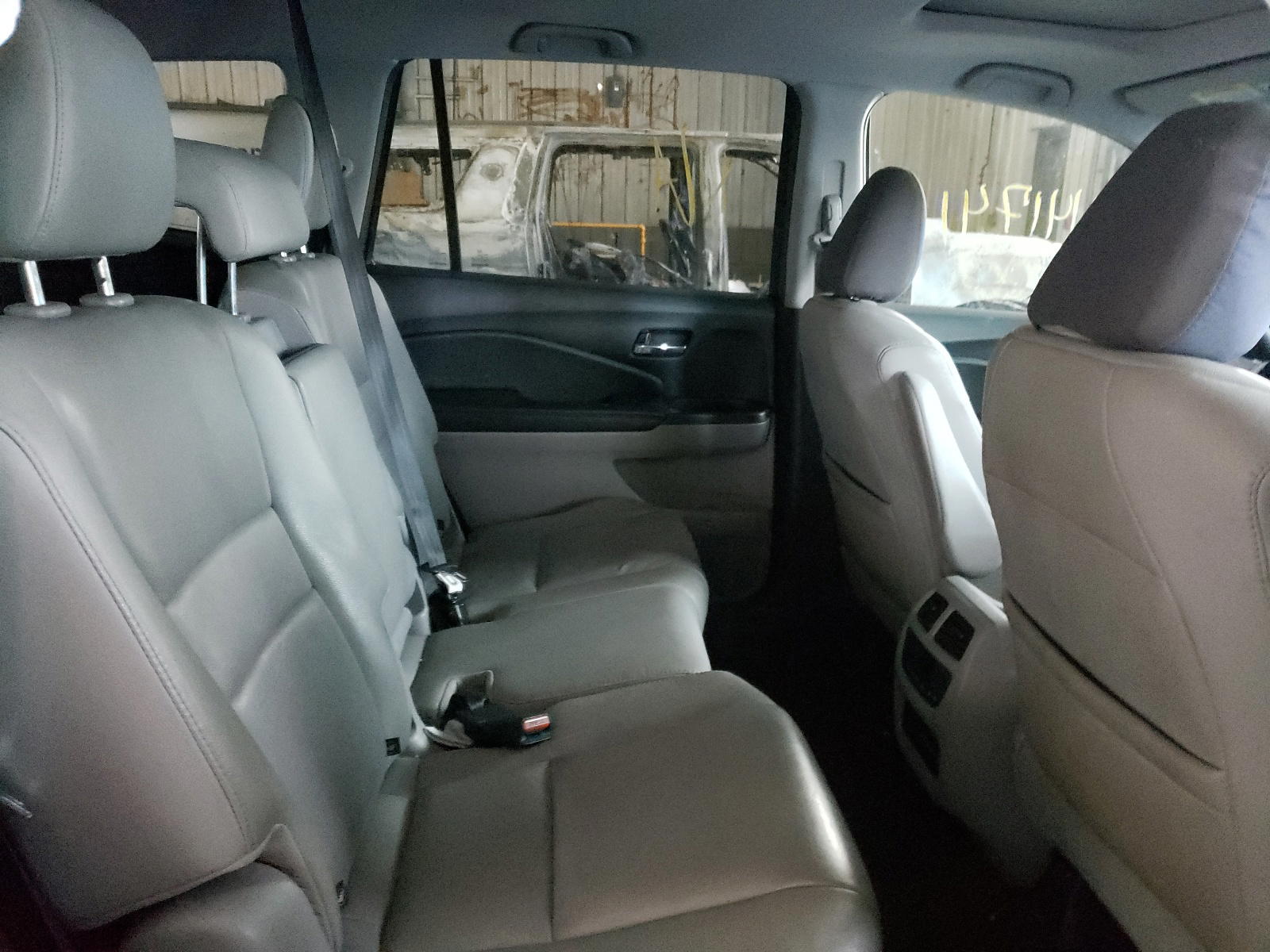 Photo 6 from auction – 2016 HONDA PILOT with VIN 5FNYF6H77GB102879