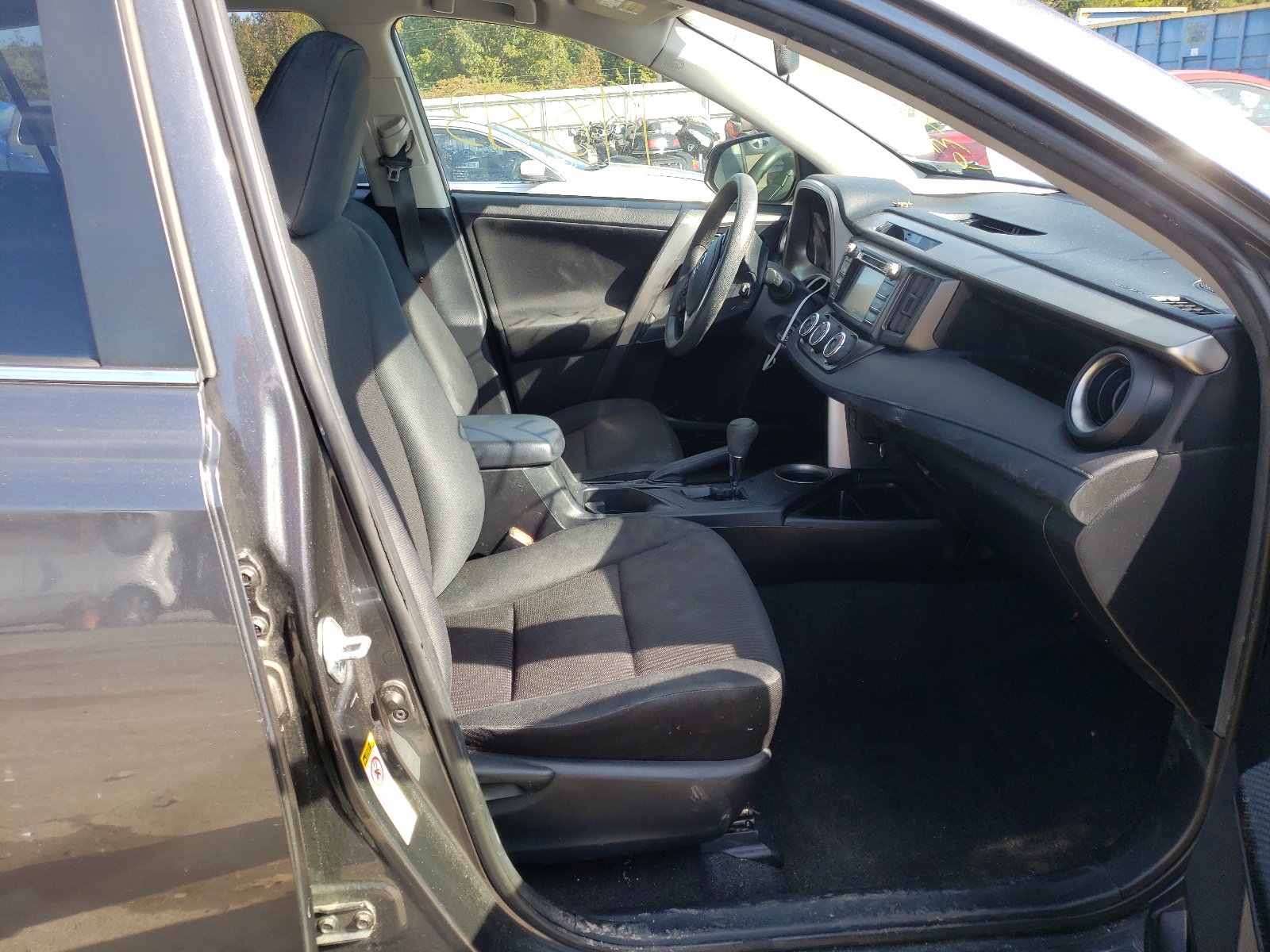 Photo 5 from auction – 2014 TOYOTA RAV4 LE with VIN JTMZFREV6ED031252