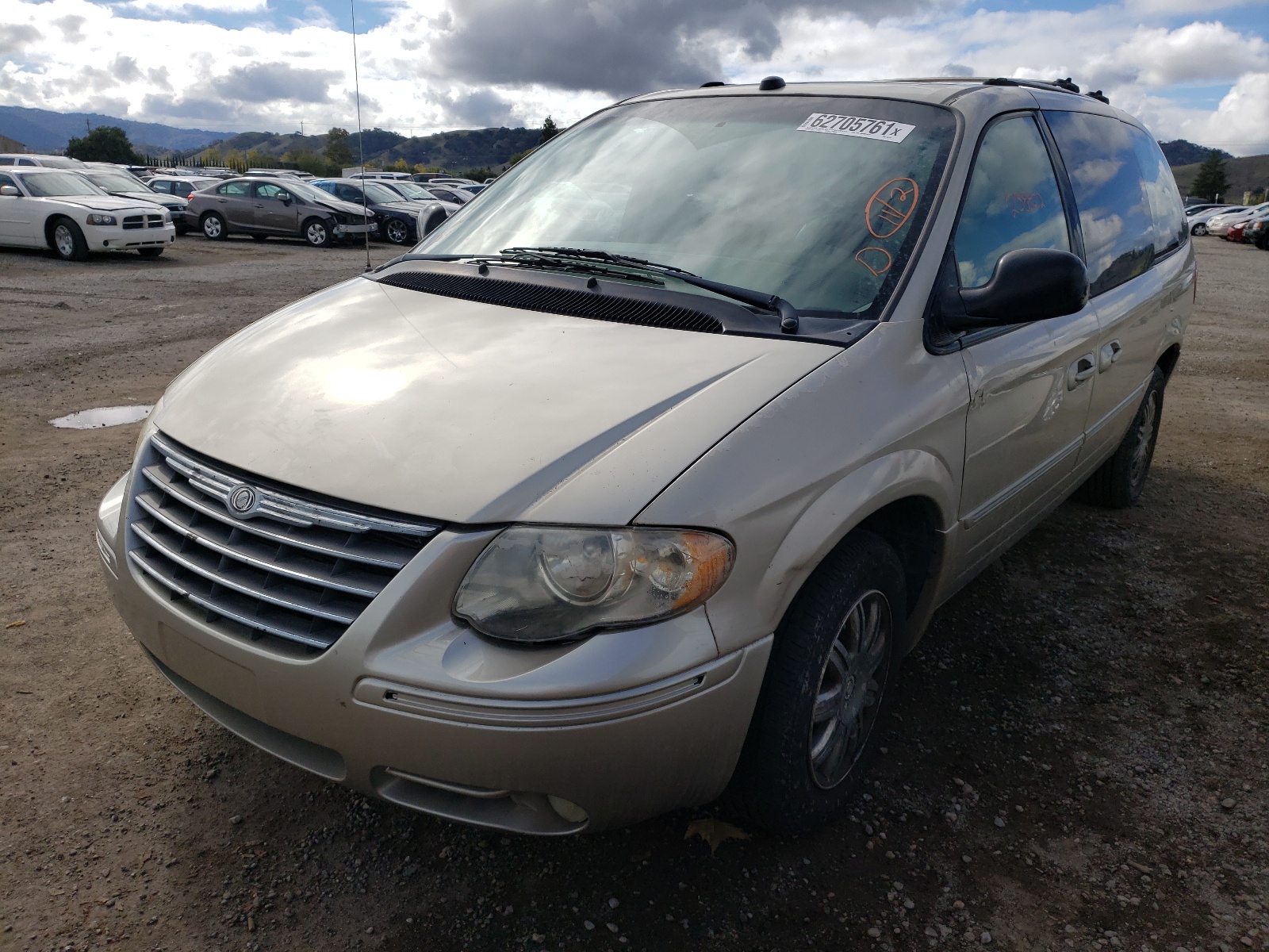 Photo 2 from auction – 2005 CHRYSLER TOWN & COU with VIN 2C4GP64L95R322103