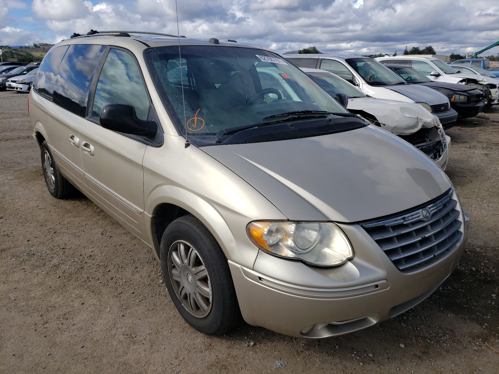 Photo 1 from auction – 2005 CHRYSLER TOWN & COU with VIN 2C4GP64L95R322103