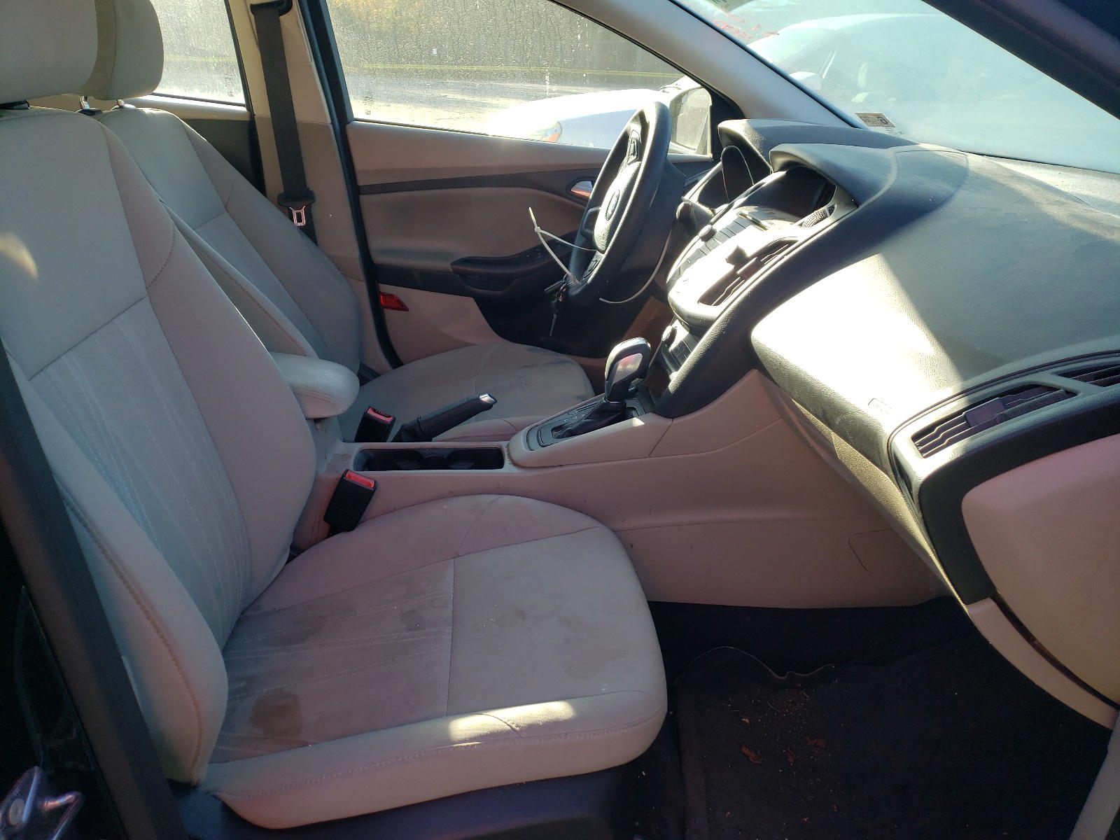 Photo 5 from auction – 2015 FORD FOCUS SE with VIN 1FADP3F22FL230174
