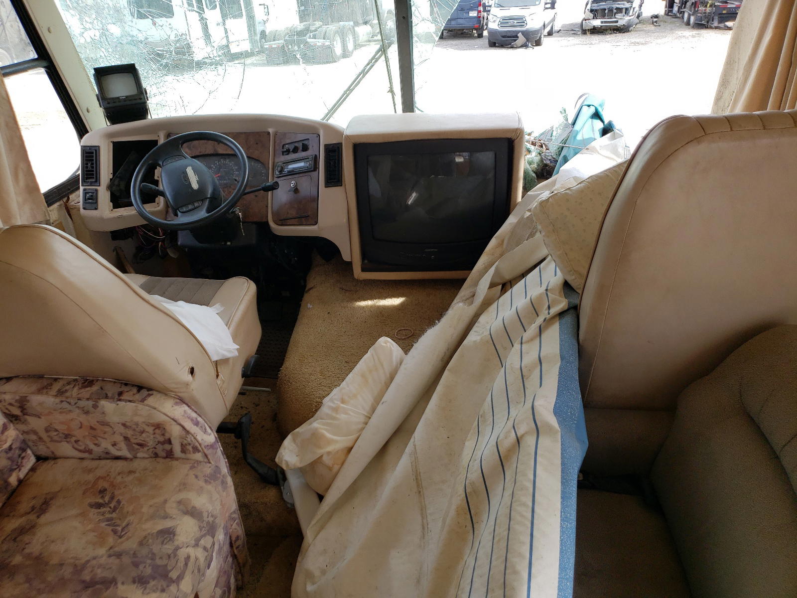 Photo 5 from auction – 1999 FORD F550 SUPER with VIN 3FCLF53S5XJA38015