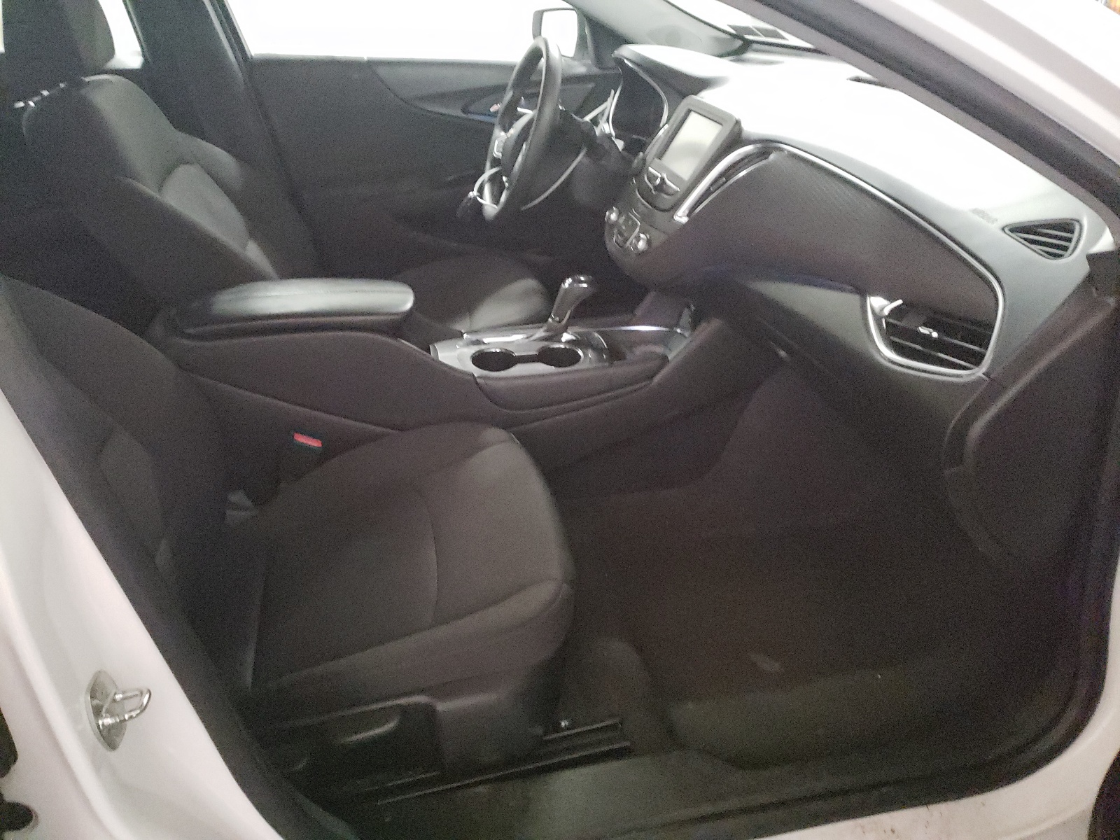 Photo 5 from auction – 2018 CHEVROLET MALIBU LT with VIN 1G1ZD5ST3JF198676