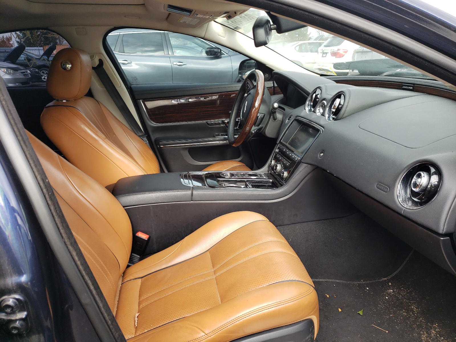 Photo 5 from auction – 2016 JAGUAR XJ with VIN SAJXJ1CD5G8W02857