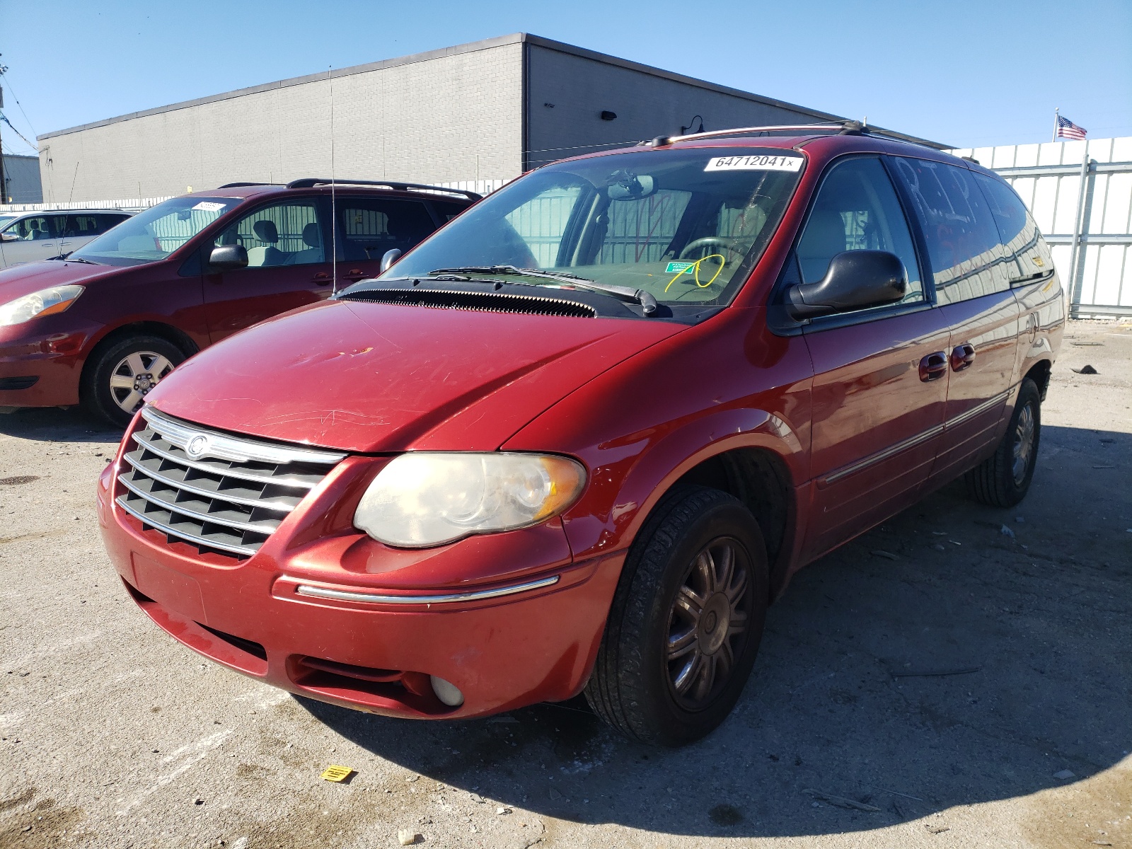 Photo 2 from auction – 2005 CHRYSLER TOWN & COU with VIN 2C8GP64L35R481973
