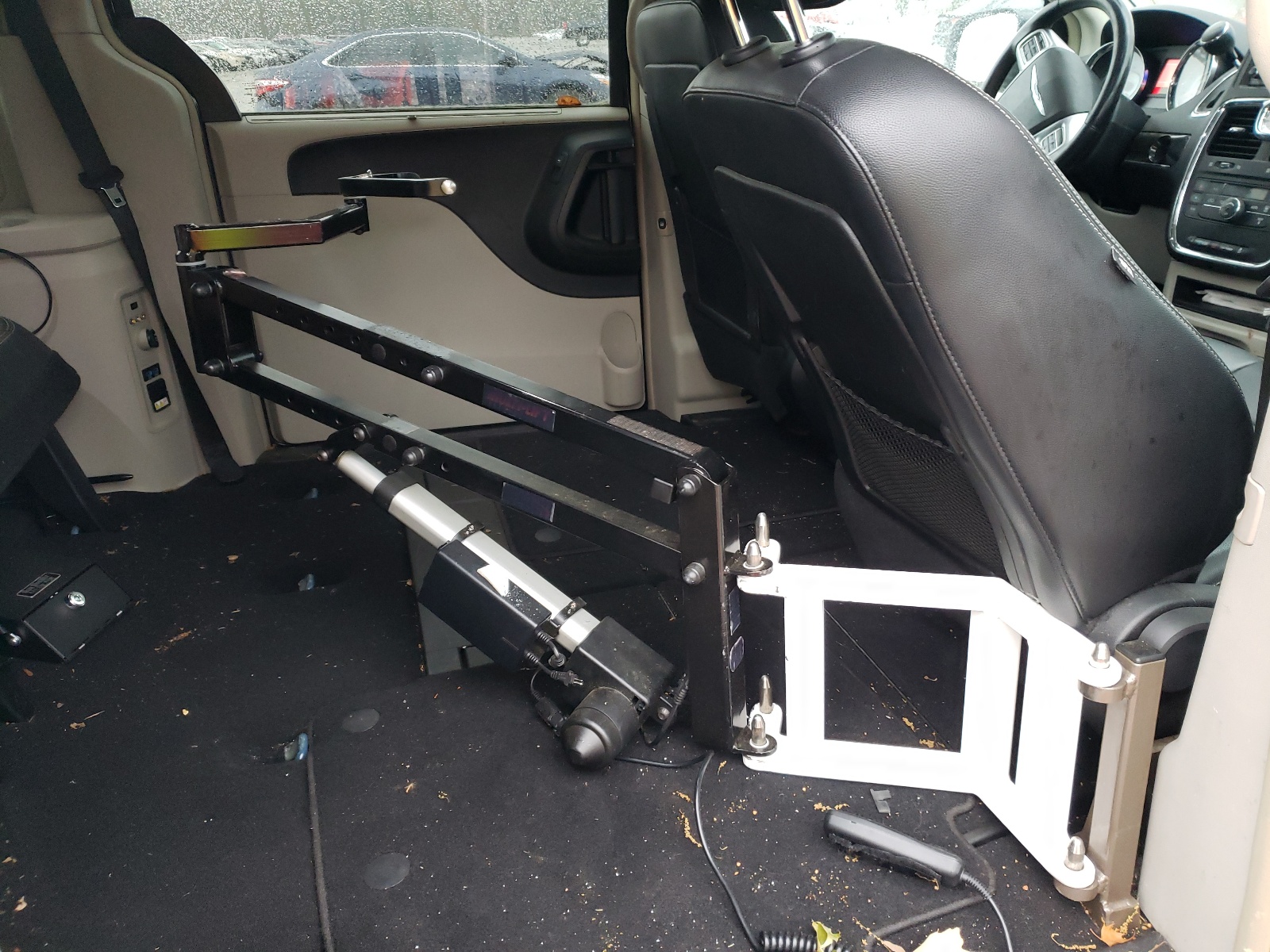 Photo 6 from auction – 2013 CHRYSLER TOWN & COU with VIN 2C4RC1BG7DR806315