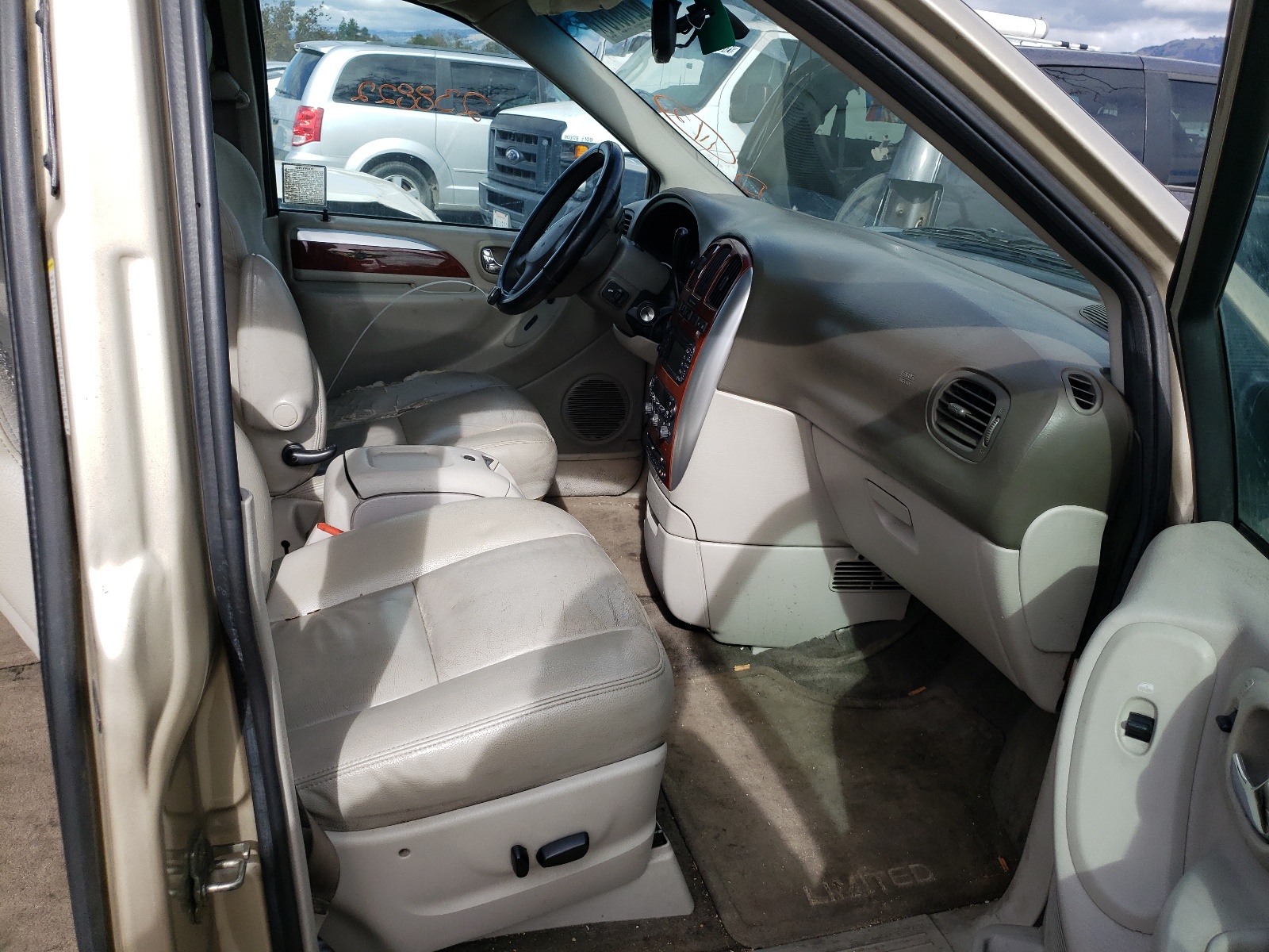Photo 5 from auction – 2005 CHRYSLER TOWN & COU with VIN 2C4GP64L95R322103