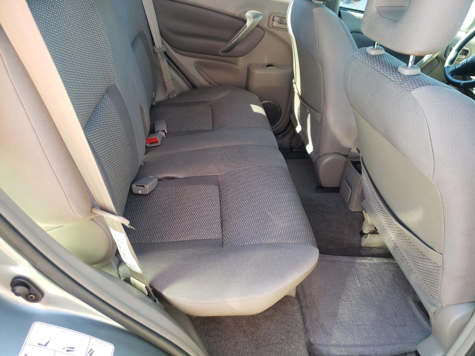 Photo 6 from auction – 2005 TOYOTA RAV4 with VIN JTEGD20V650081969