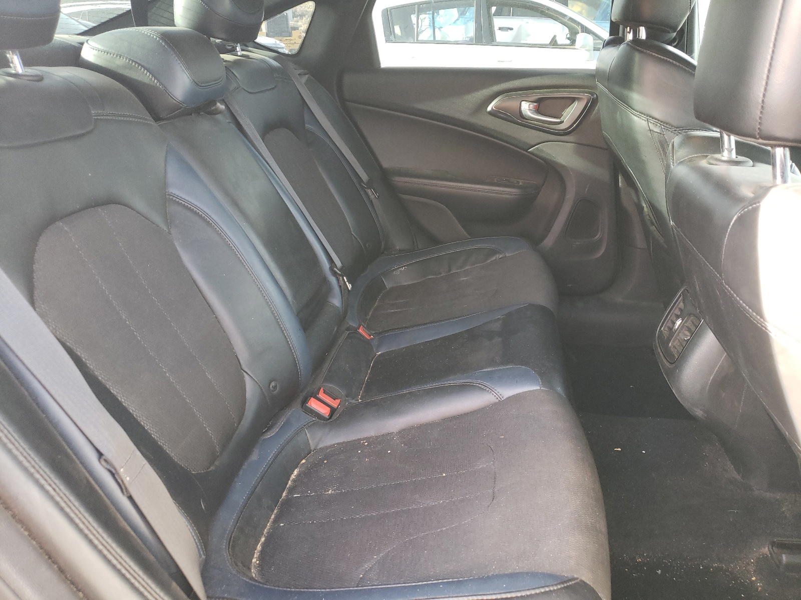Photo 6 from auction – 2015 CHRYSLER 200 S with VIN 1C3CCCBB1FN711176