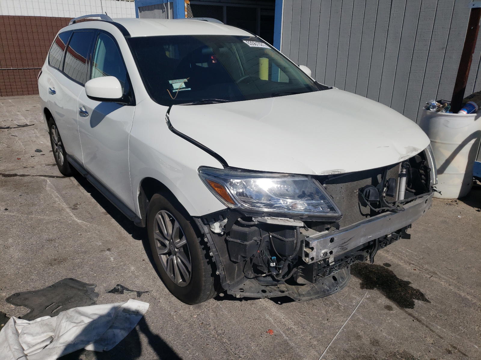 NISSAN PATHFINDER 2016 with VIN 5N1AR2MN3GC645869 - Photo from auction