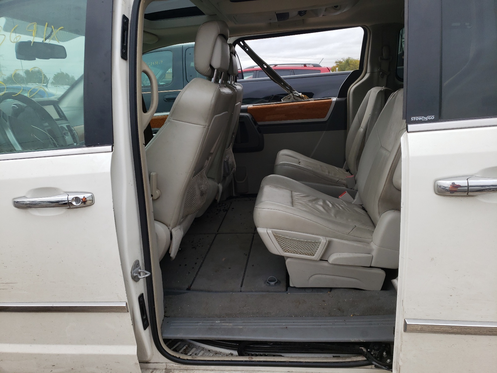 Photo 6 from auction – 2010 CHRYSLER TOWN & COU with VIN 2A4RR7DX4AR448398
