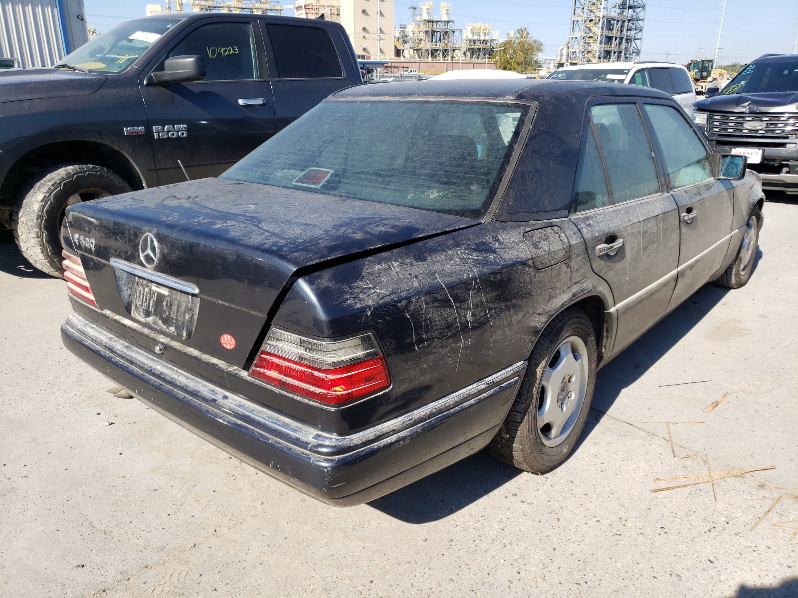 Photo 4 from auction – 1995 MERCEDES-BENZ E 320 BASE with VIN WDBEA32EXSC262377