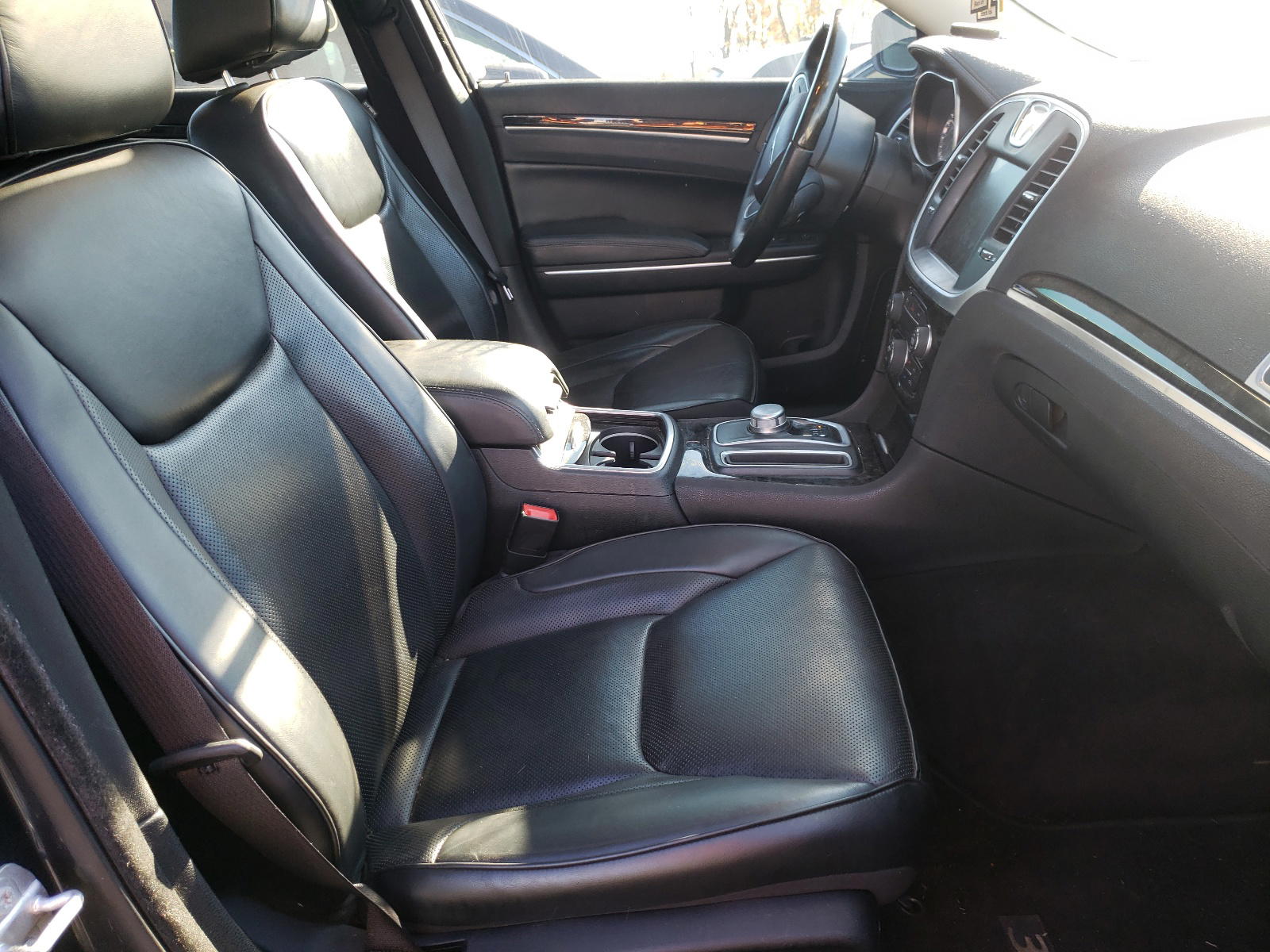 Photo 5 from auction – 2016 CHRYSLER 300C with VIN 2C3CCAKG5GH325404