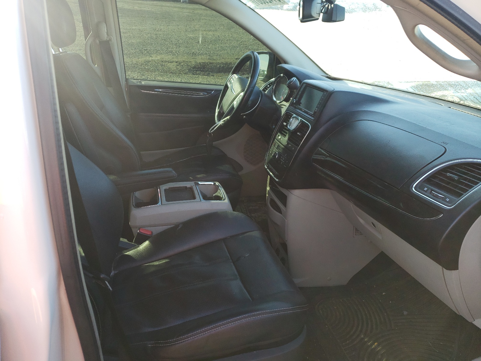 Photo 5 from auction – 2012 CHRYSLER TOWN & COU with VIN 2C4RC1CG2CR361642