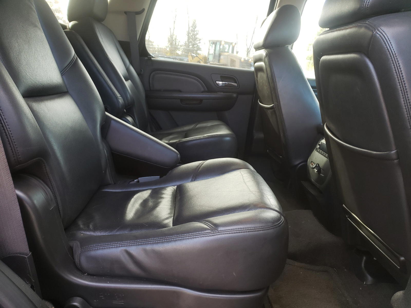 Photo 6 from auction – 2011 GMC YUKON DENA with VIN 1GKS2EEFXBR388239