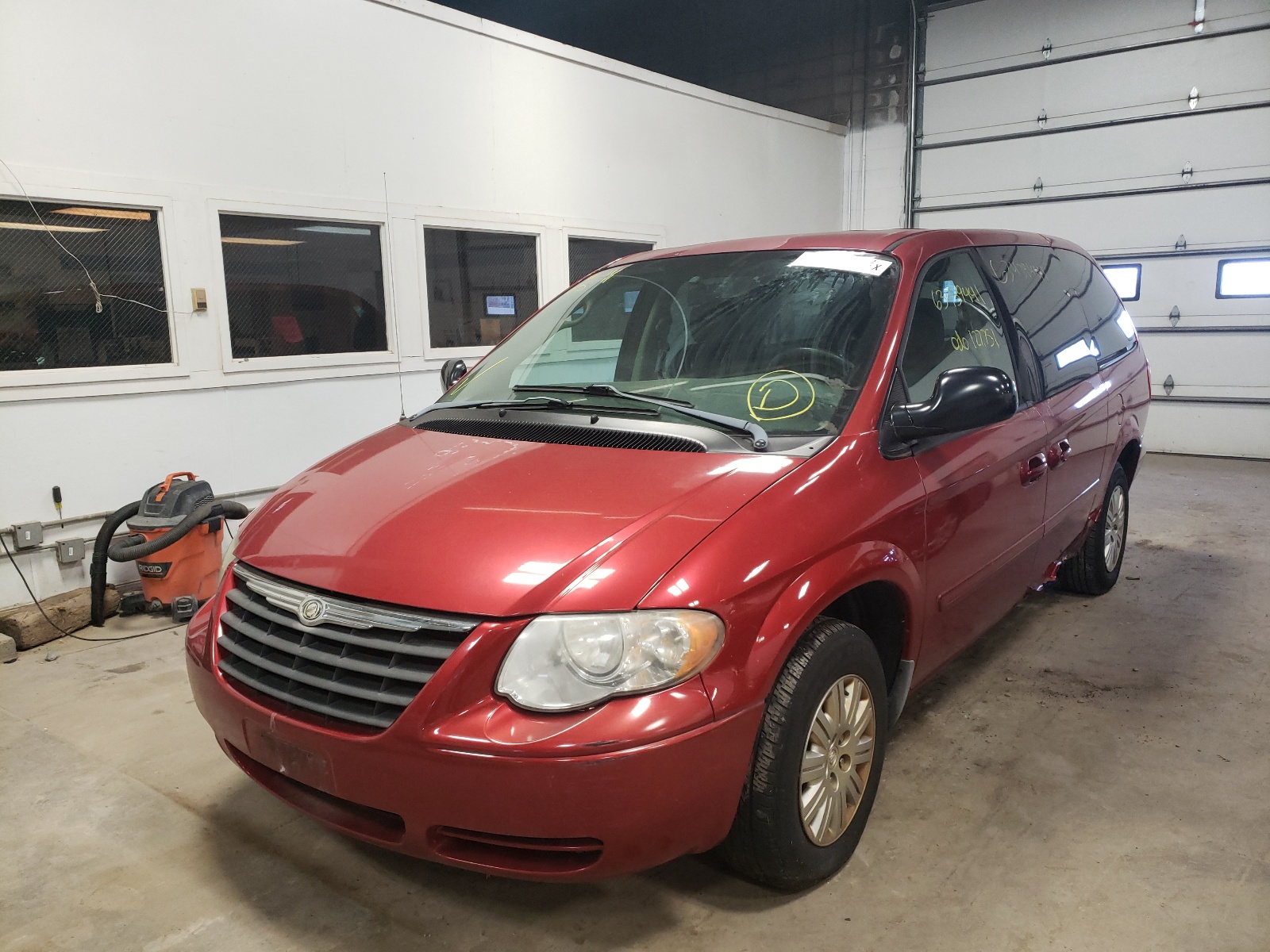 Photo 2 from auction – 2006 CHRYSLER TOWN & COU with VIN 1A4GP44R96B609850