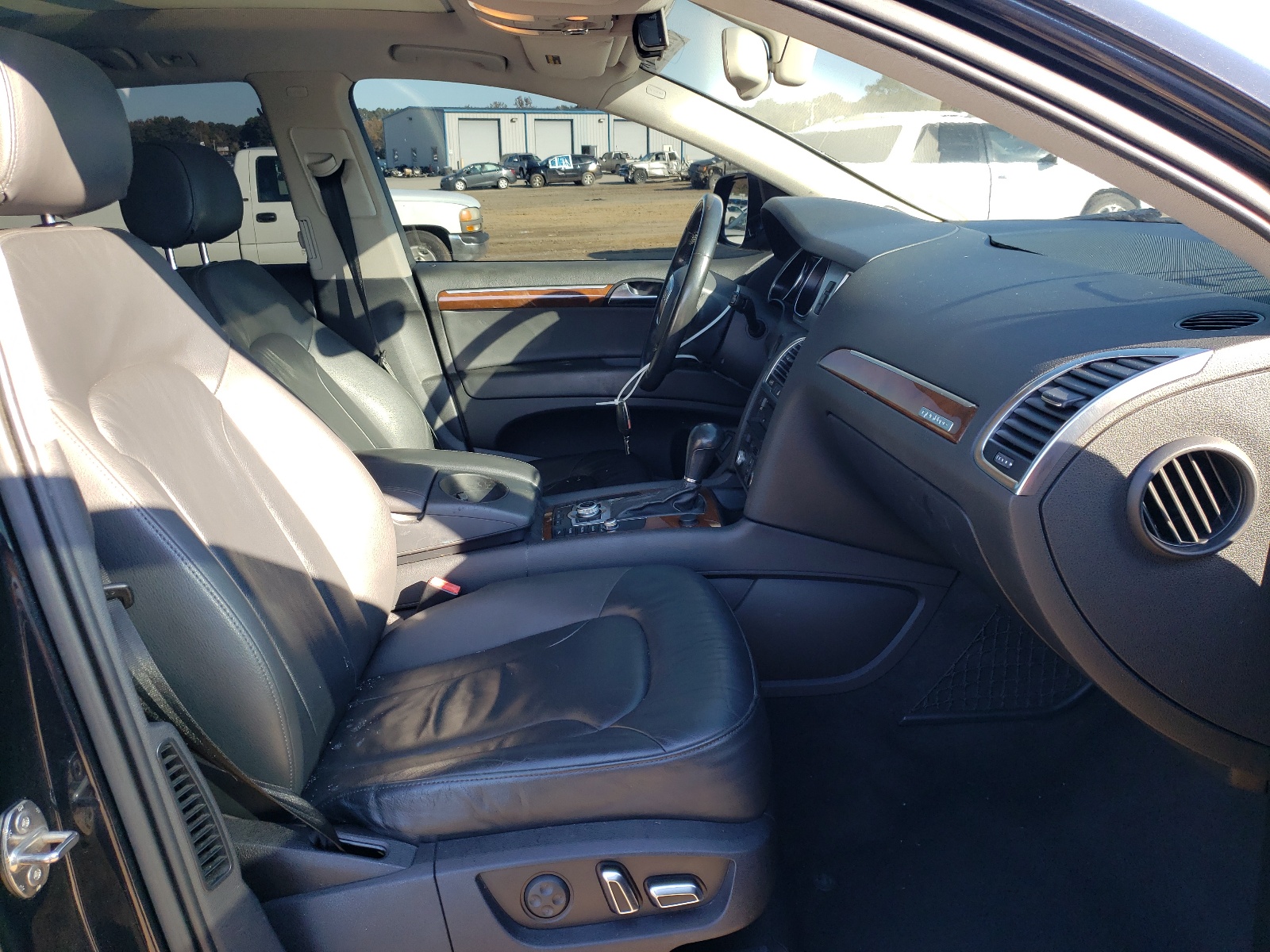 Photo 5 from auction – 2010 AUDI Q7 PREMIUM with VIN WA1CYAFE0AD000308
