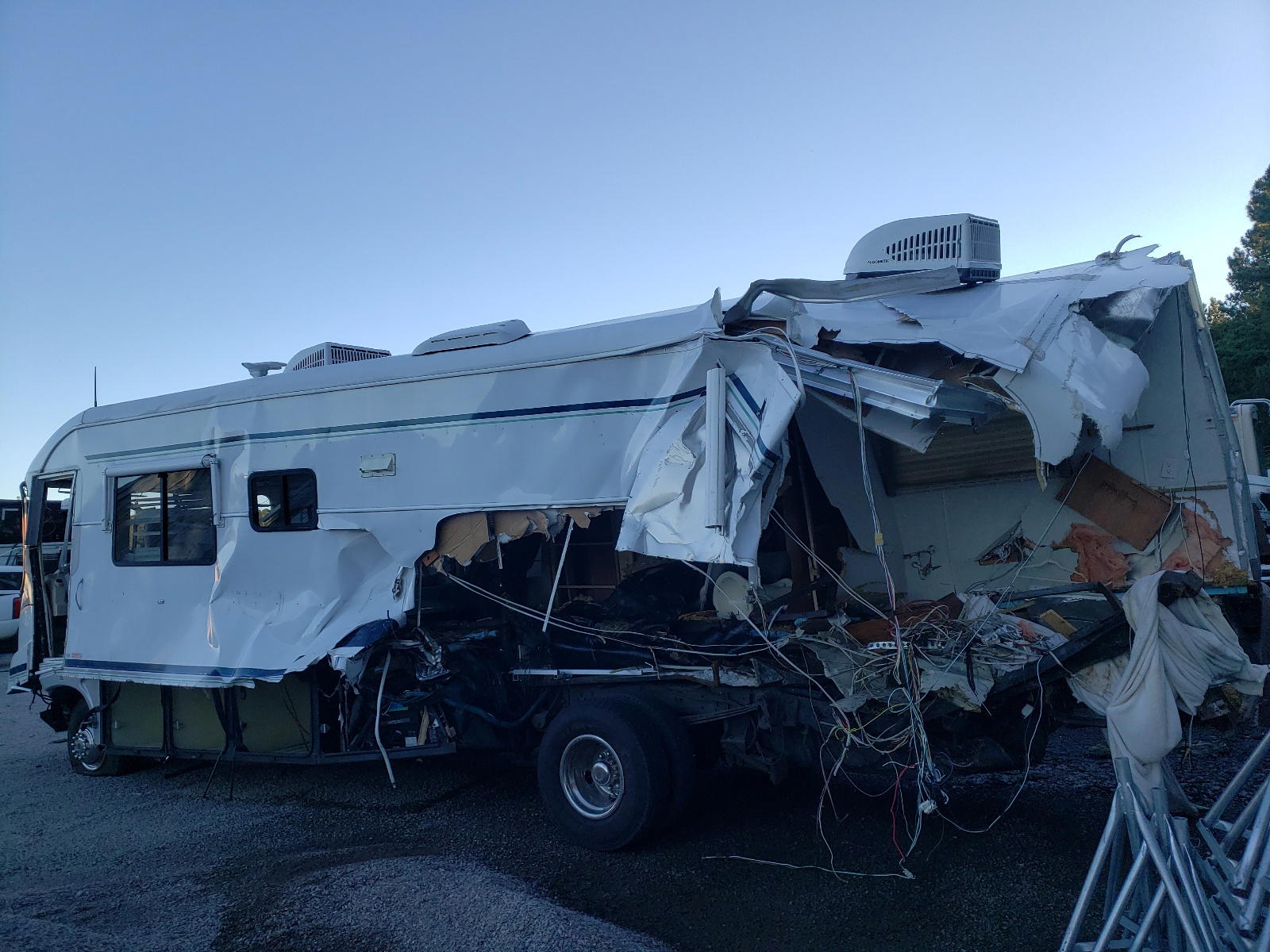 Photo 9 from auction – 1998 HOLI MOTORHOME with VIN 3FCMF53G2VJA24960