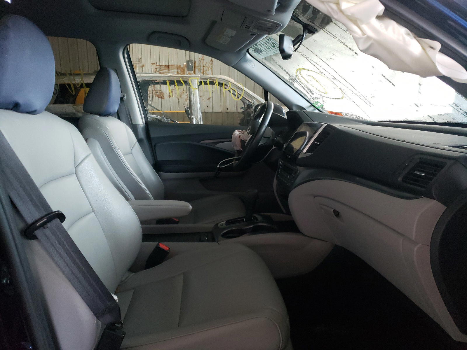 Photo 5 from auction – 2016 HONDA PILOT with VIN 5FNYF6H77GB102879