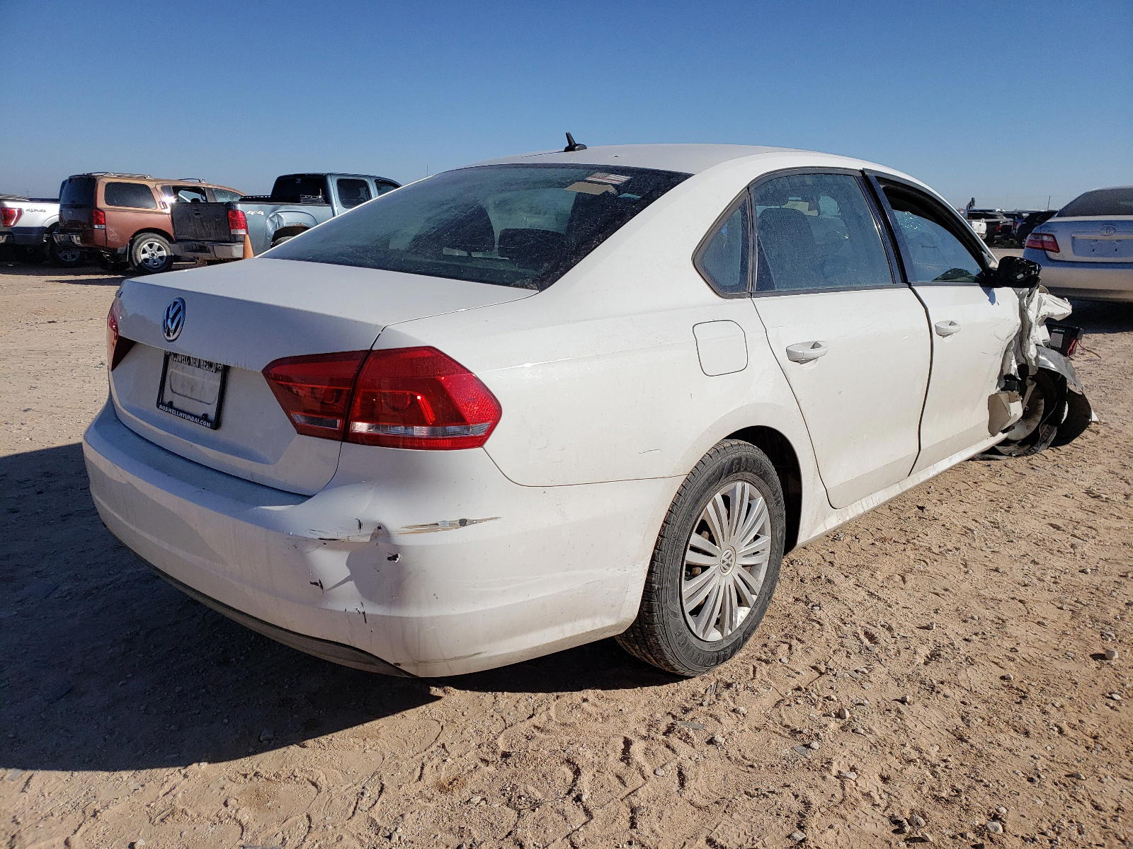 Photo 4 from auction – 2014 VOLKSWAGEN PASSAT S with VIN 1VWAP7A39EC002415