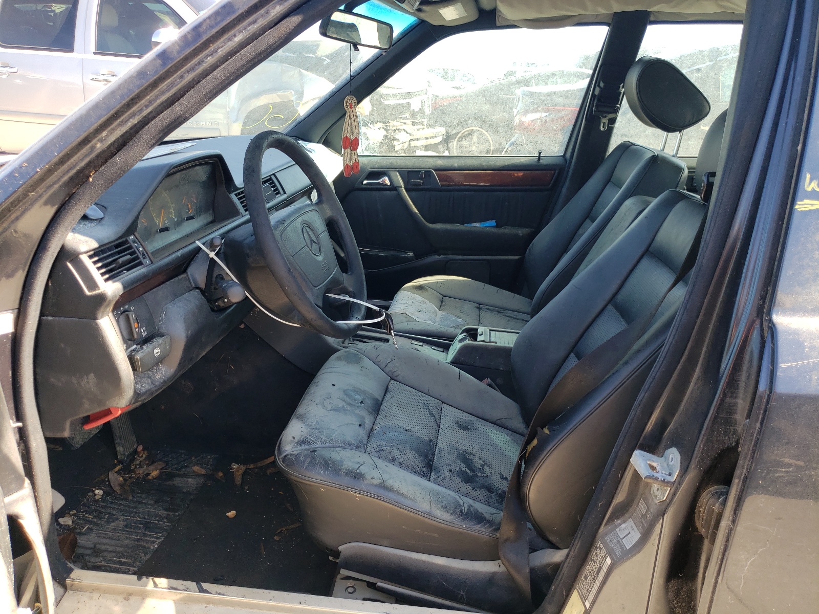 Photo 5 from auction – 1995 MERCEDES-BENZ E 320 BASE with VIN WDBEA32EXSC262377