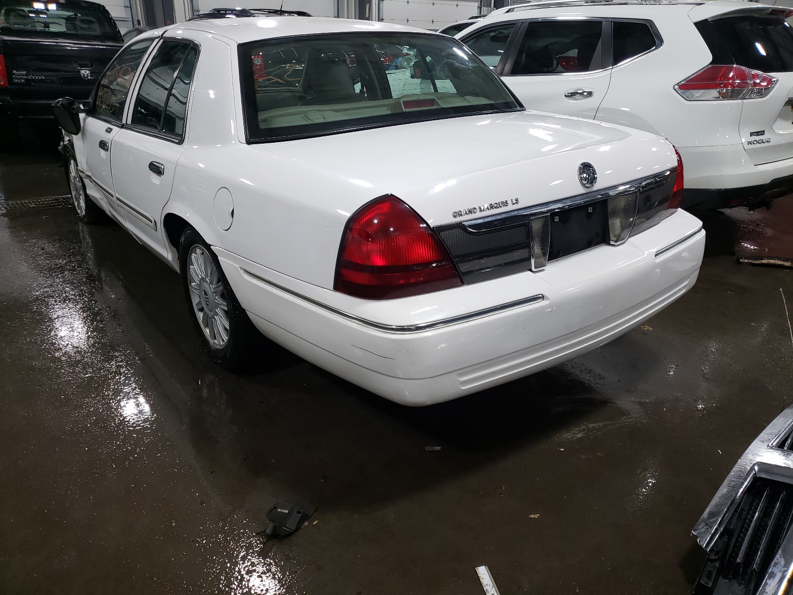 Photo 3 from auction – 2010 MERCURY GRAND MARQ with VIN 2MEBM7FV8AX609024