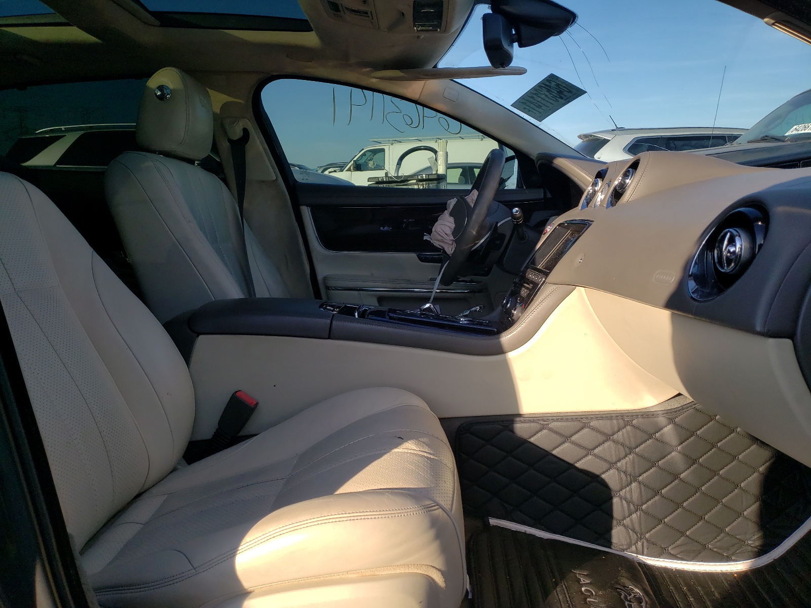 Photo 5 from auction – 2012 JAGUAR XJL with VIN SAJWA2GB5CLV29491
