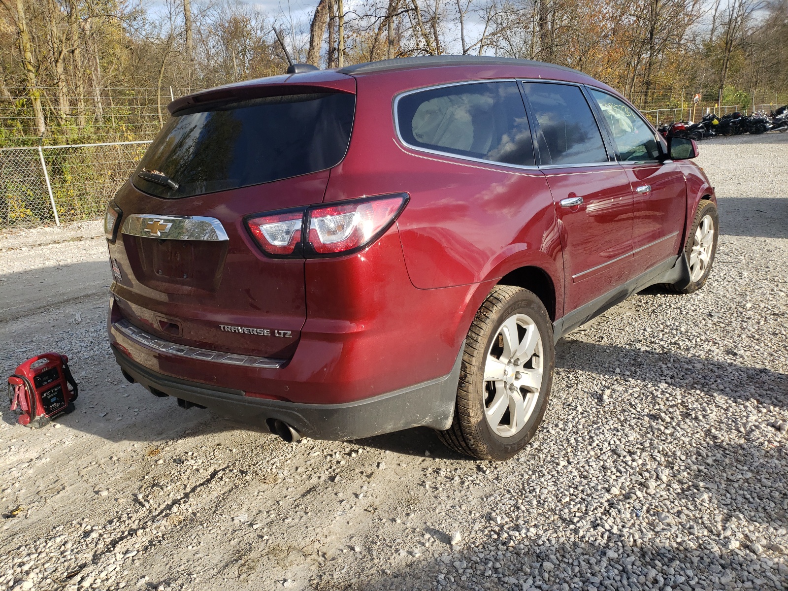 Photo 4 from auction – 2016 CHEVROLET TRAVERSE L with VIN 1GNKVJKD9GJ214254