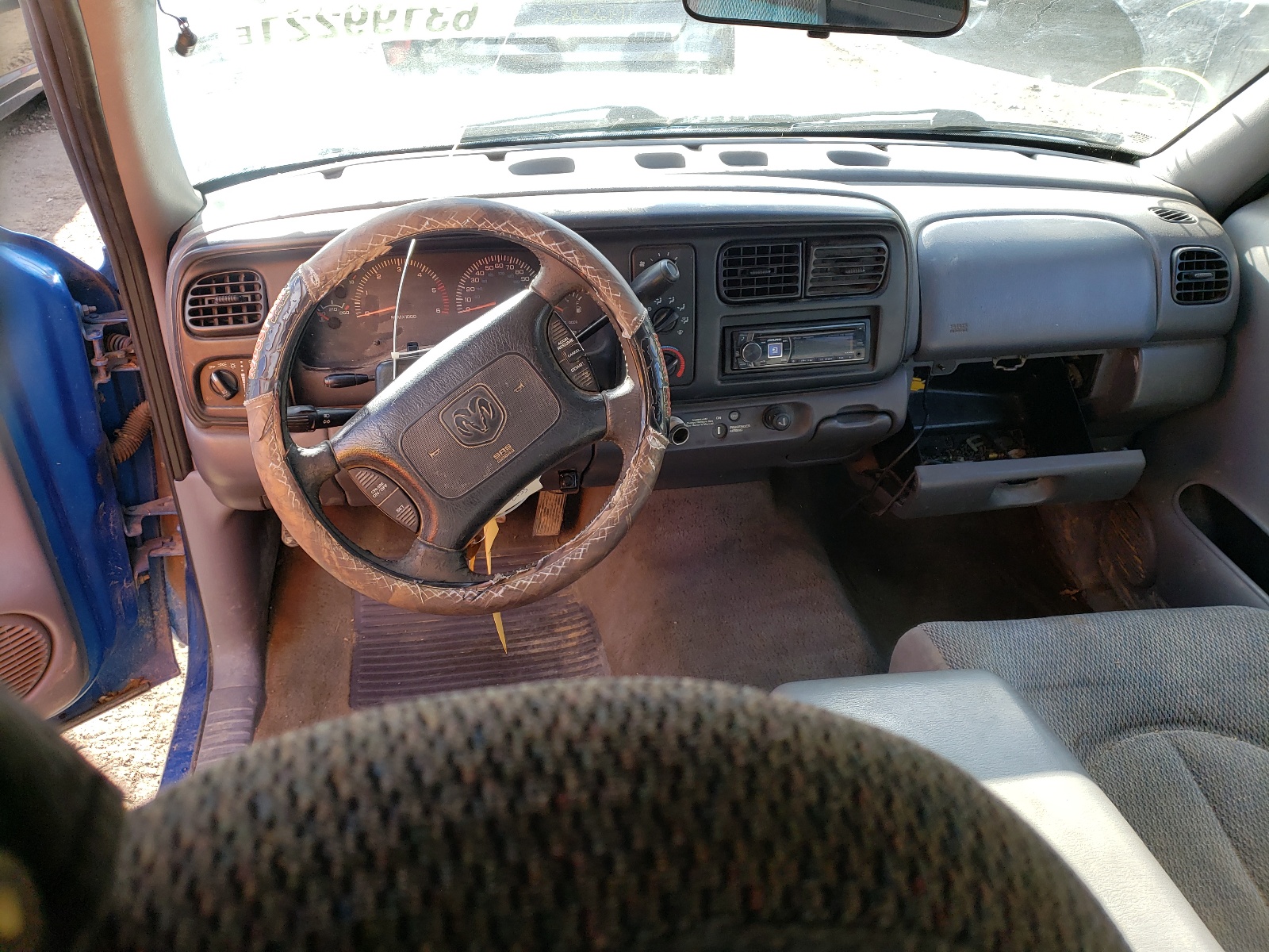 Photo 9 from auction – 1999 DODGE DAKOTA with VIN 1B7GL22XXXS279015
