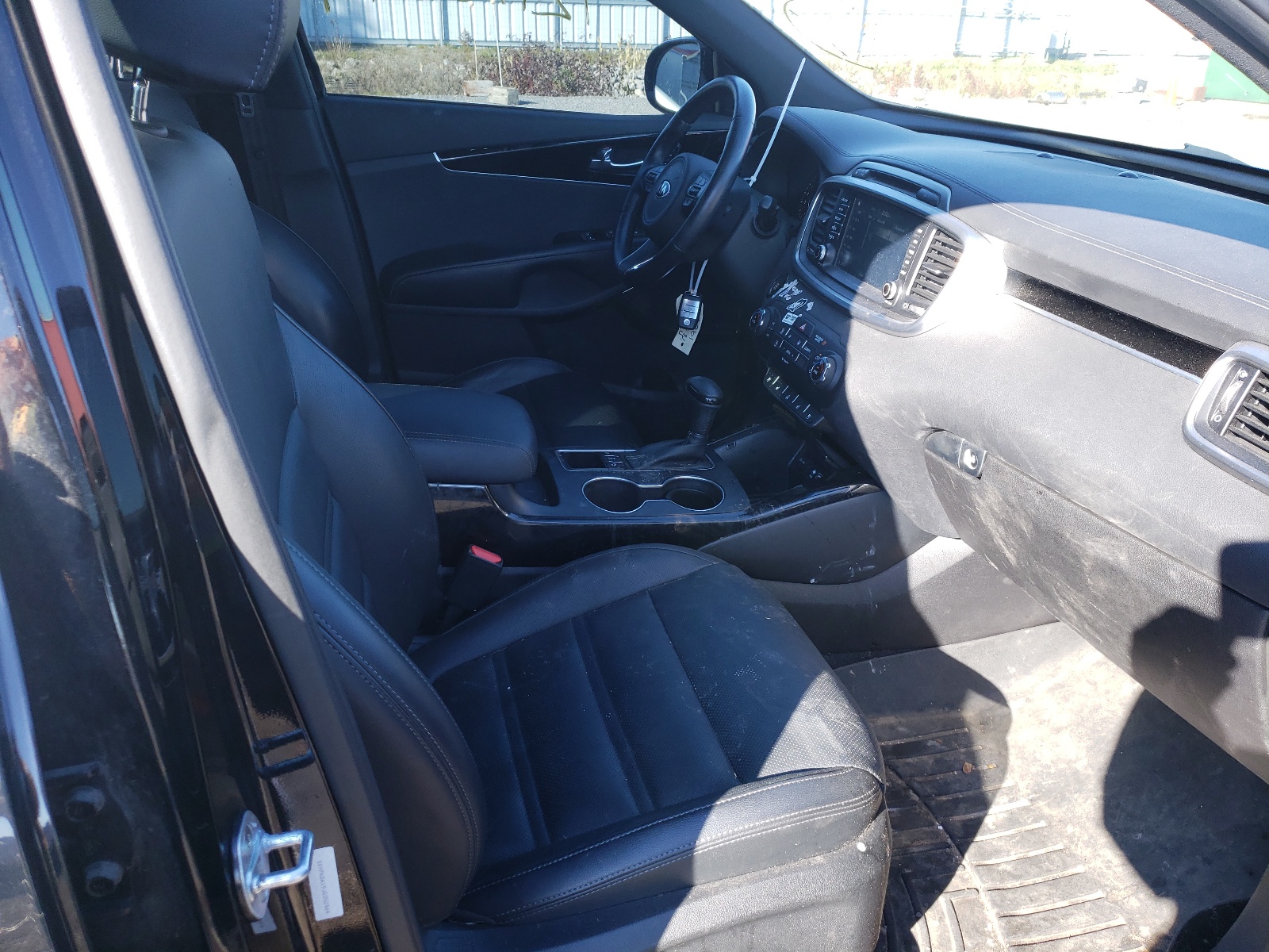 Photo 5 from auction – 2018 KIA SORENTO SX with VIN 5XYPKDA19JG352464