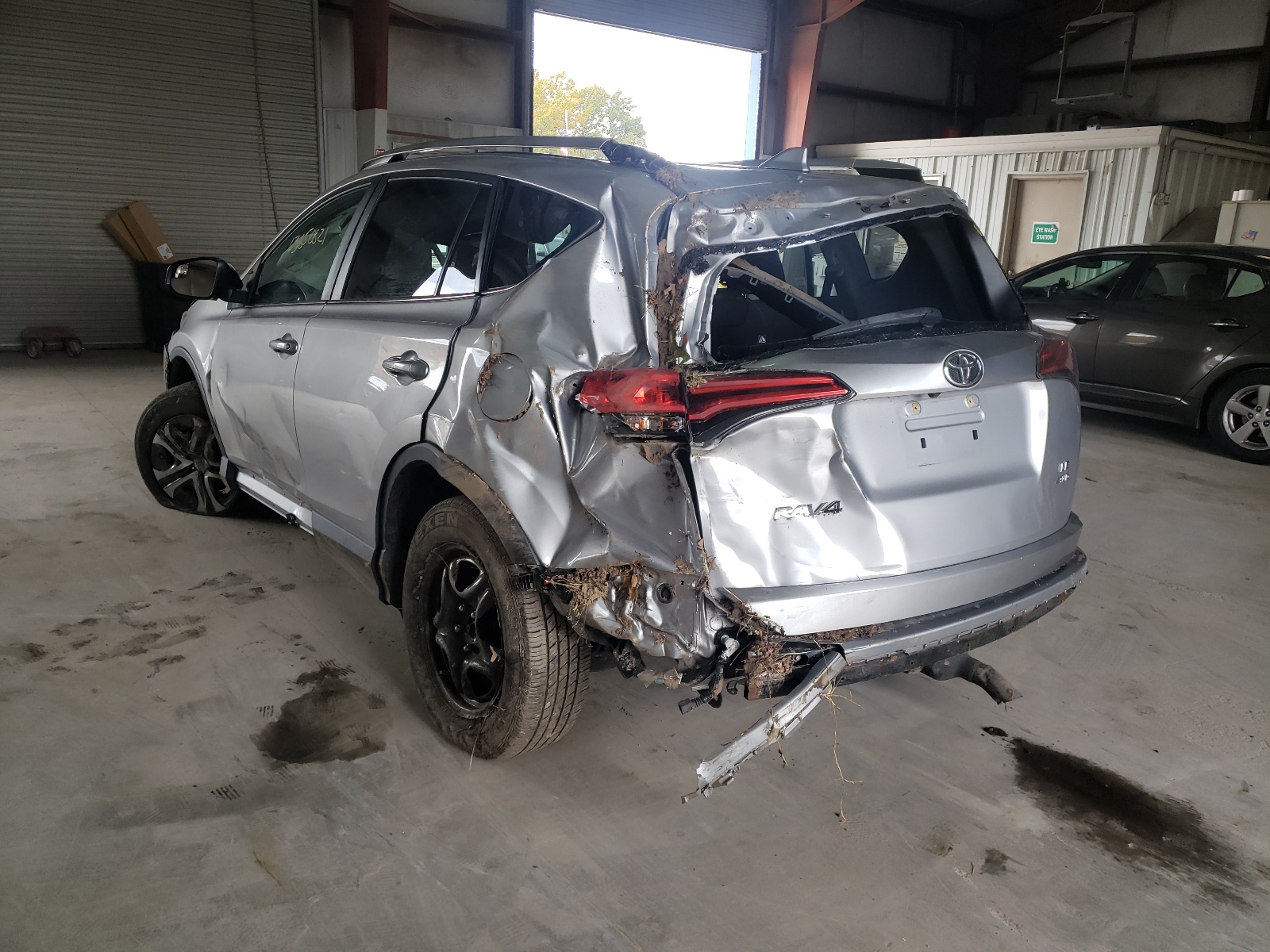 Zdjęcie 3 z aukcji – 2017 TOYOTA RAV4 LE z VIN 2T3BFREV0HW573486