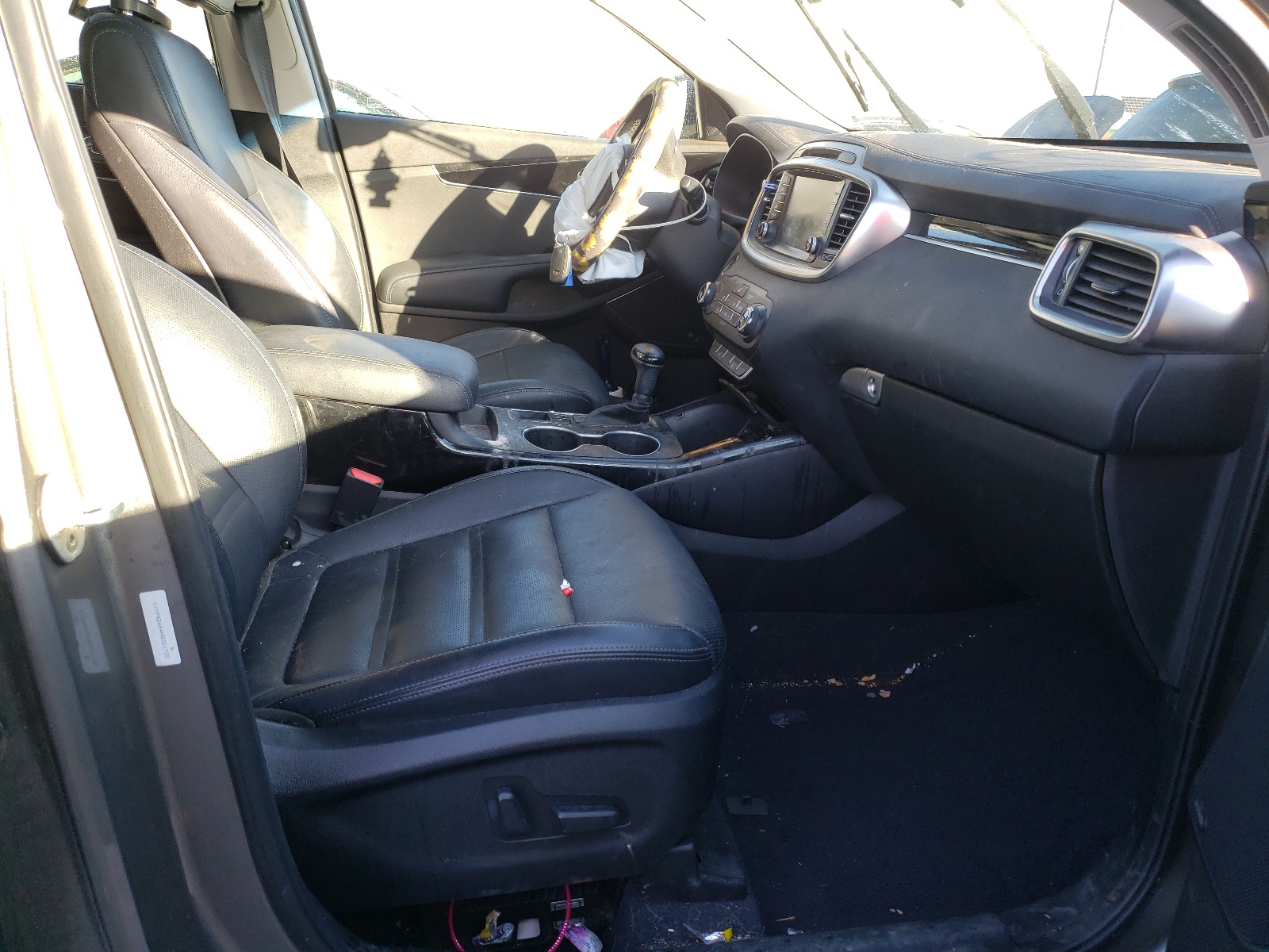 Photo 5 from auction – 2017 KIA SORENTO SX with VIN 5XYPKDA54HG321720
