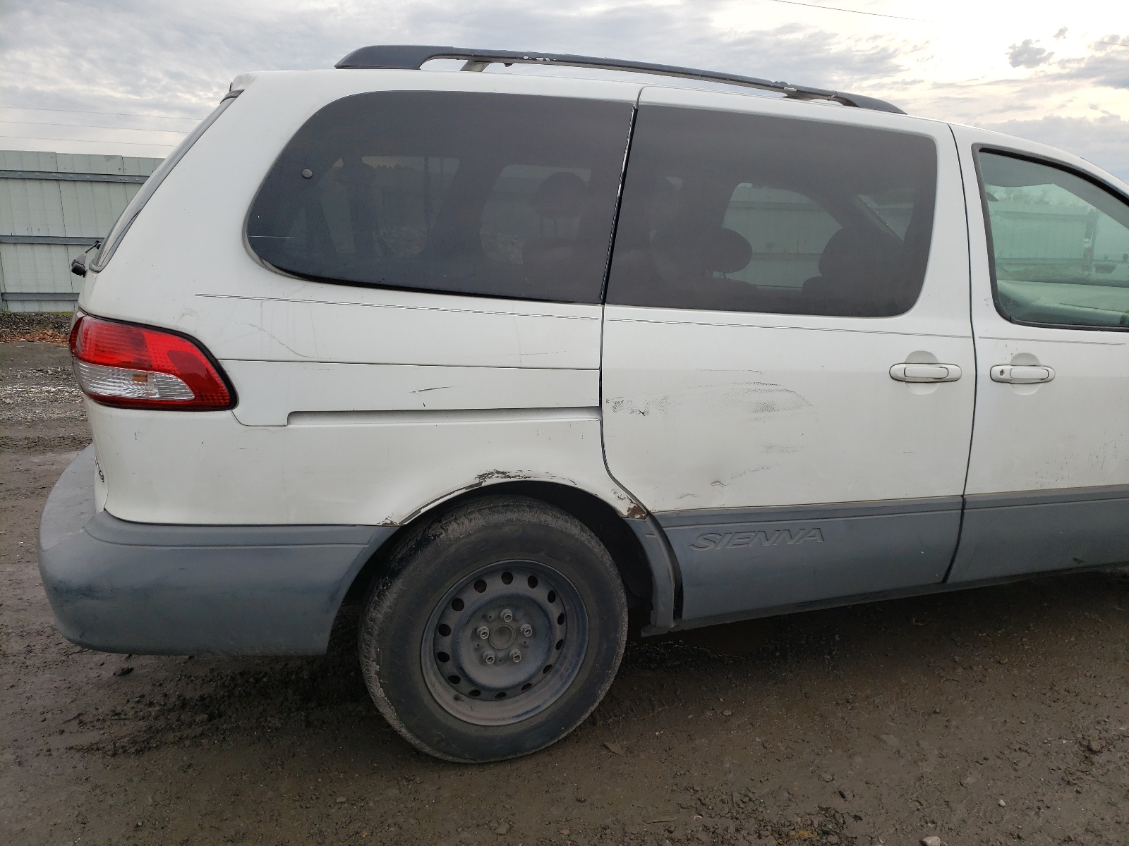 Photo 9 from auction – 2002 TOYOTA SIENNA LE with VIN 4T3ZF13C01U399569