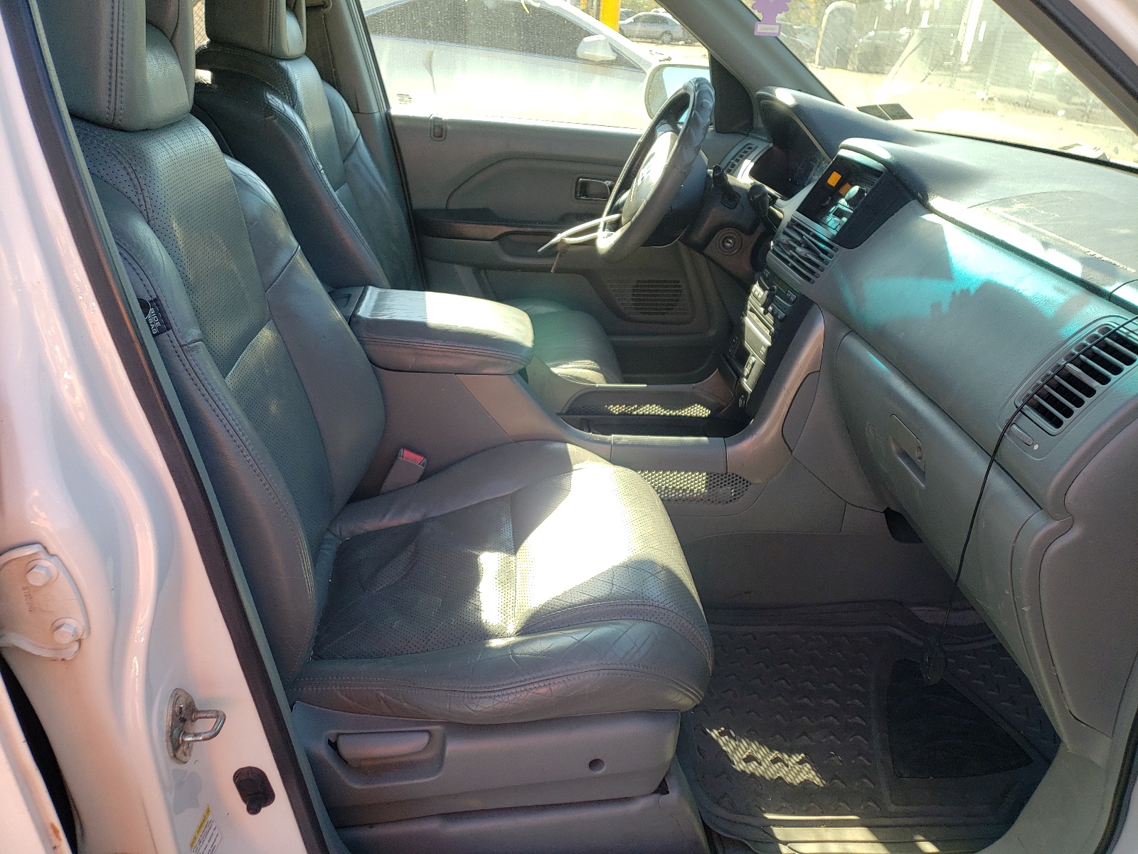 Photo 5 from auction – 2004 HONDA PILOT EXL with VIN 2HKYF18684H564715