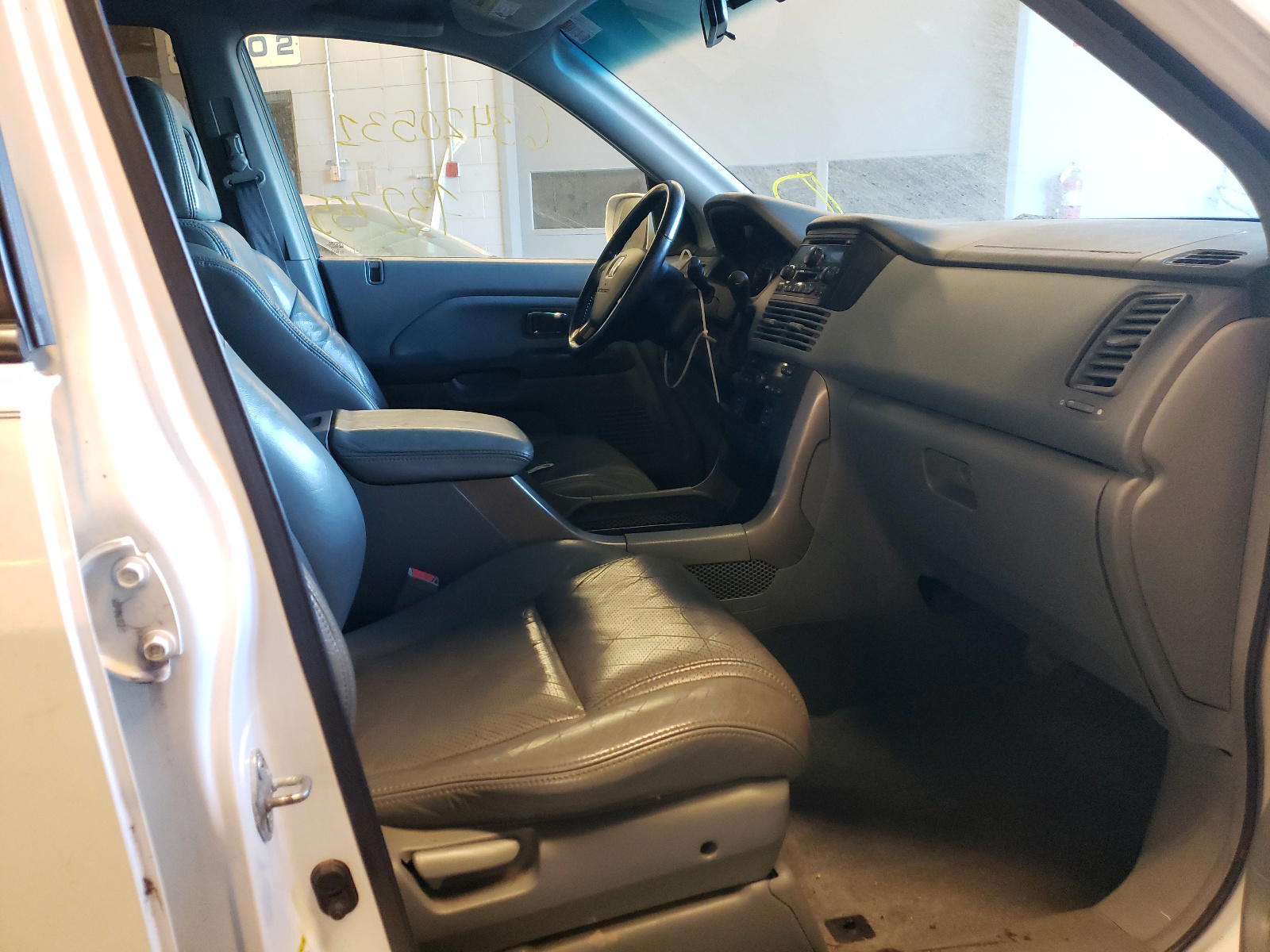 Photo 5 from auction – 2004 HONDA PILOT with VIN 5FNYF18574B001368