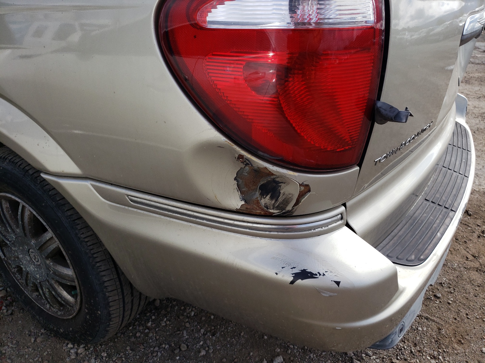 Photo 9 from auction – 2005 CHRYSLER TOWN & COU with VIN 2C4GP64L95R322103