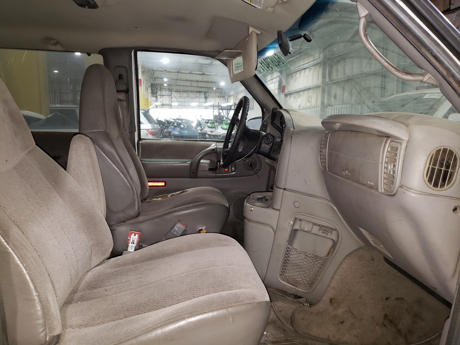Photo 5 from auction – 2003 GMC SAFARI with VIN 1GKDM19X83B502540