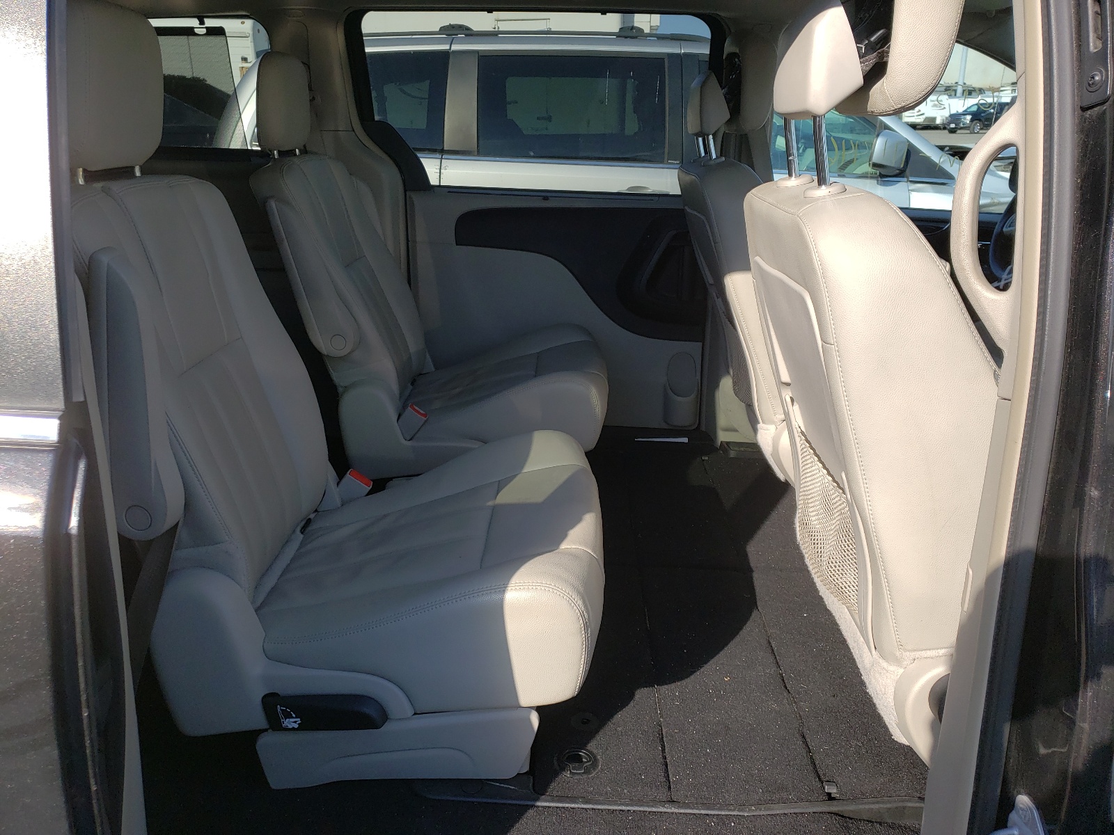 Photo 6 from auction – 2015 CHRYSLER TOWN AND C with VIN 2C4RC1BG3FR665214