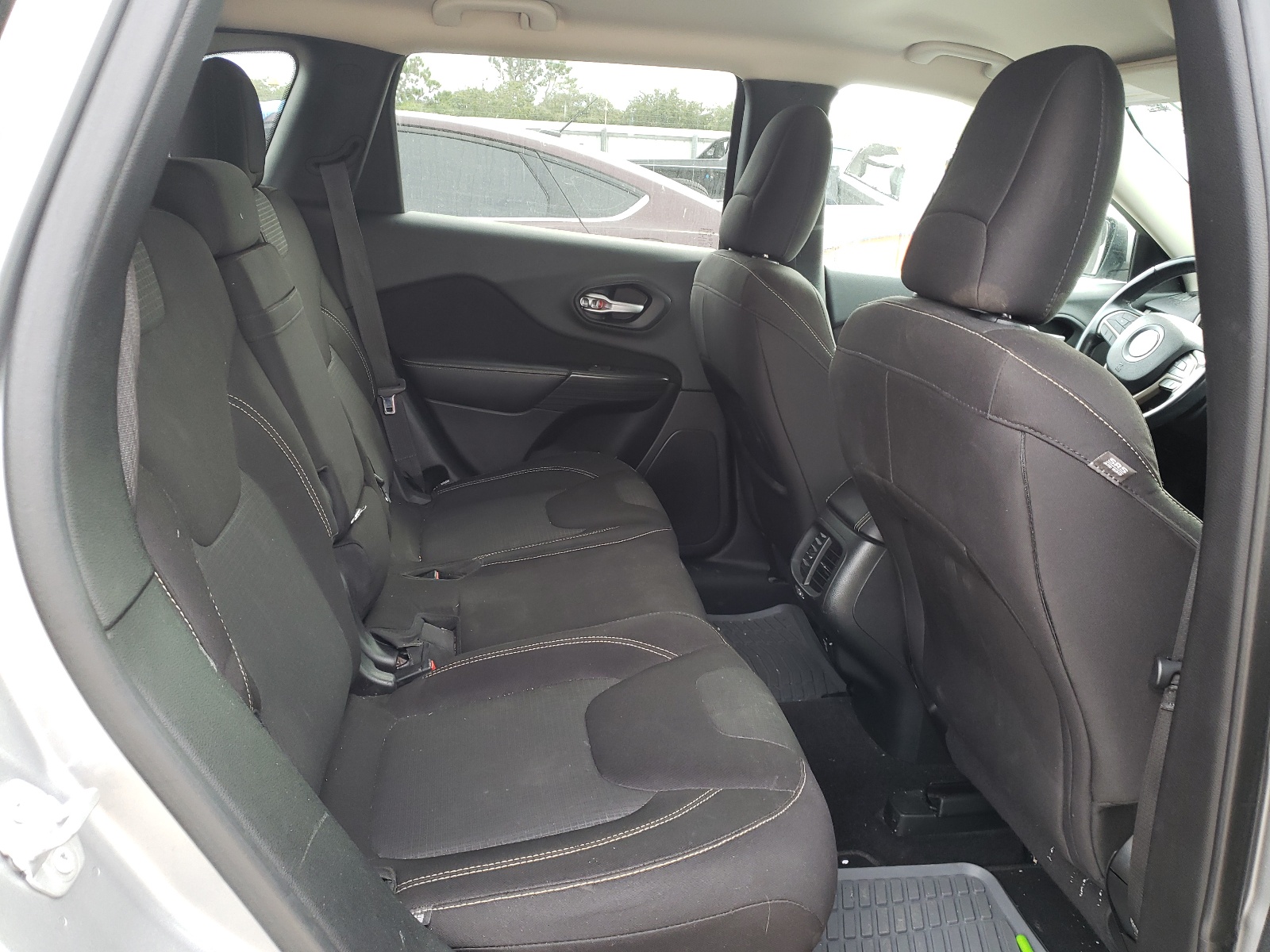Photo 6 from auction – 2015 JEEP CHEROKEE L with VIN 1C4PJLCB9FW627733
