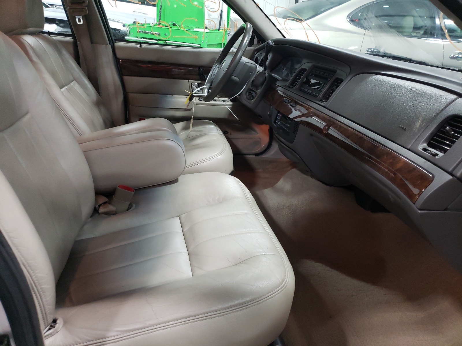 Photo 5 from auction – 2010 MERCURY GRAND MARQ with VIN 2MEBM7FV8AX609024