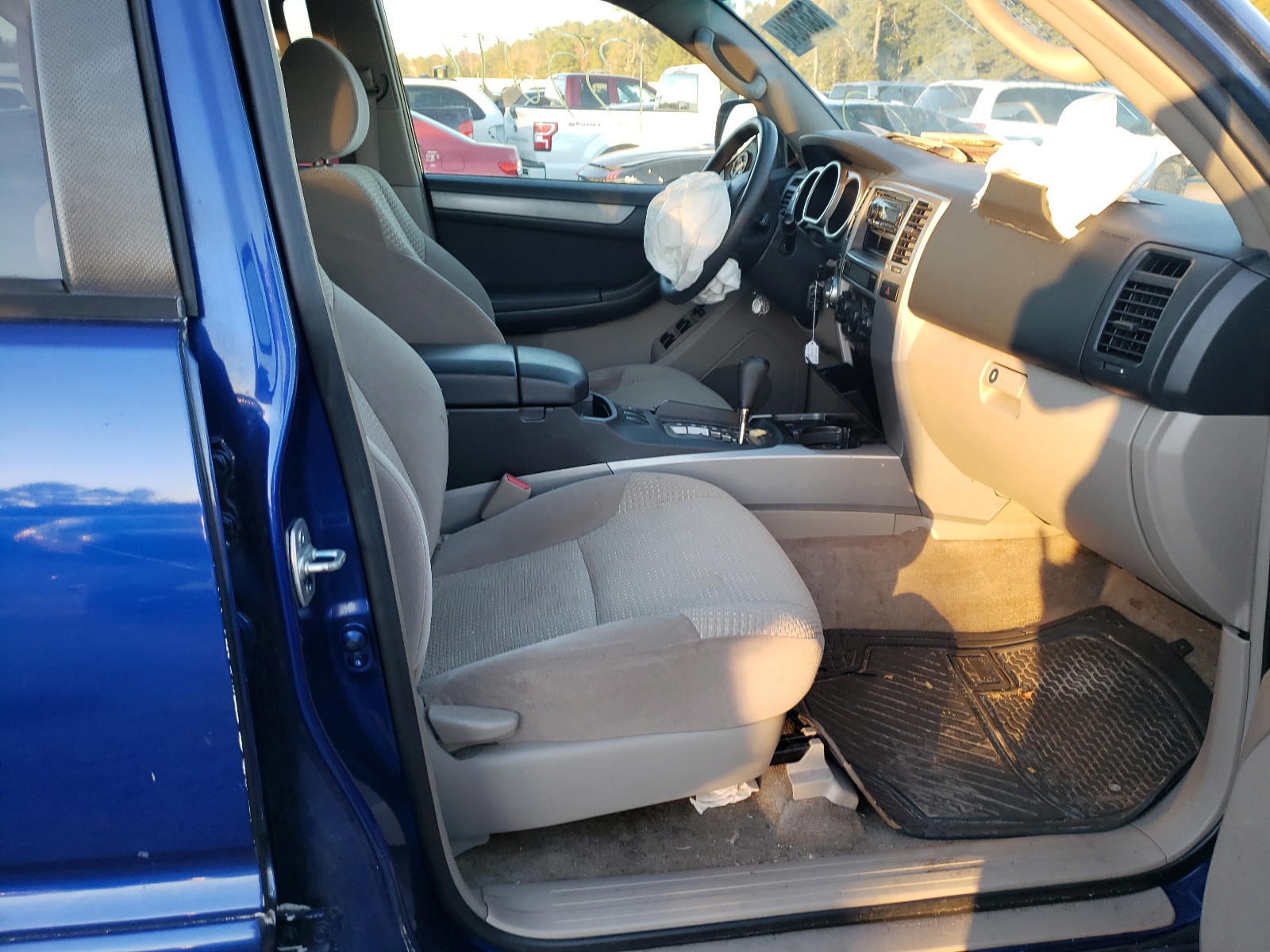 Photo 5 from auction – 2004 TOYOTA 4RUNNER SR with VIN JTEBU14R948013778