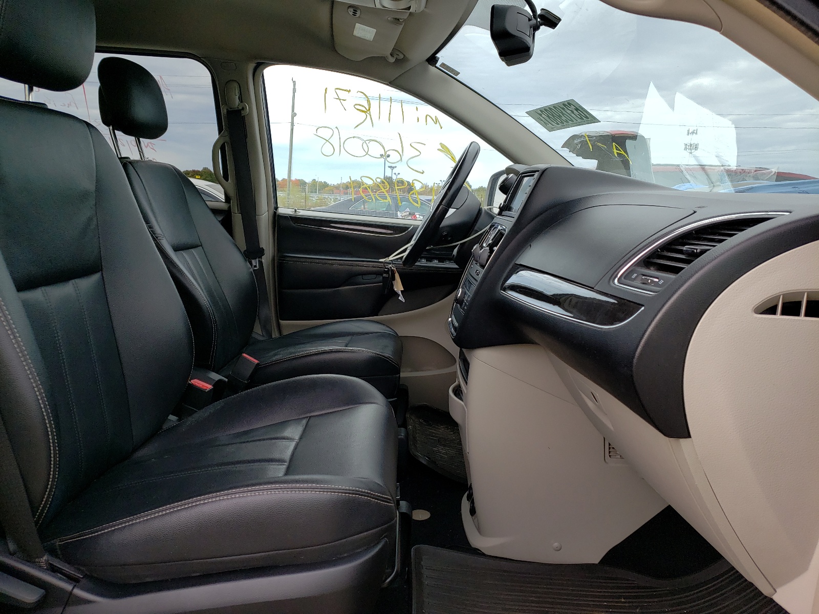 Photo 5 from auction – 2014 CHRYSLER TOWN & COU with VIN 2C4RC1BG3ER360018