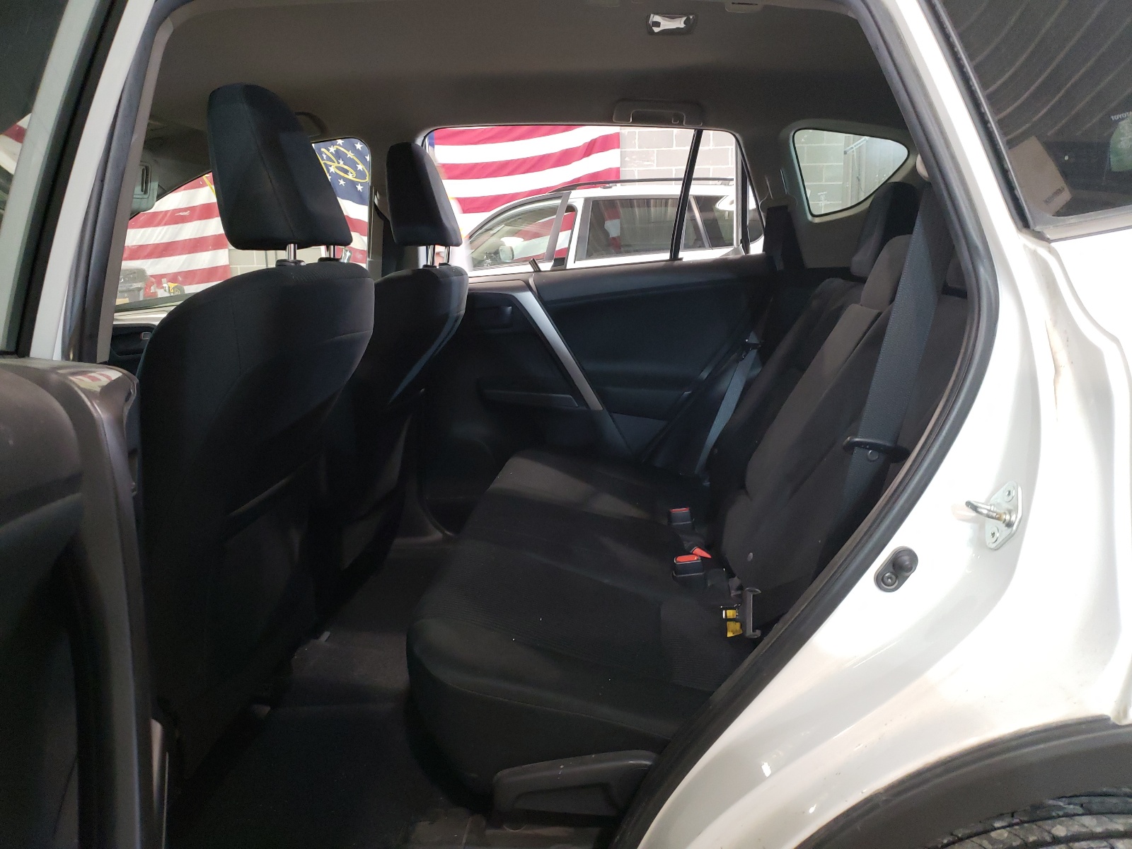 Photo 6 from auction – 2018 TOYOTA RAV4 LE with VIN JTMBFREV3JJ740539
