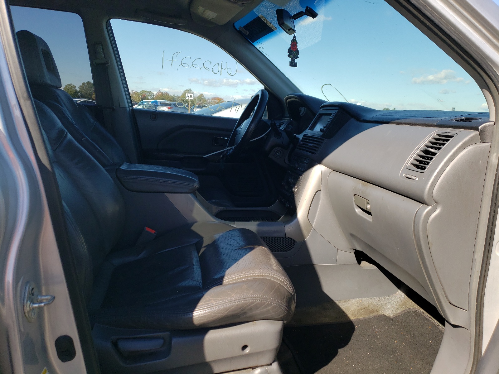 Photo 5 from auction – 2004 HONDA PILOT EXL with VIN 2HKYF18784H573861