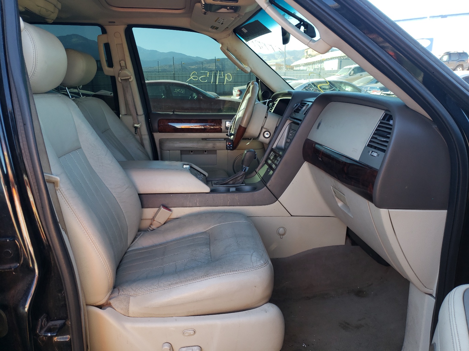 Photo 5 from auction – 2004 LINCOLN NAVIGATOR with VIN 5LMFU27R74LJ16582